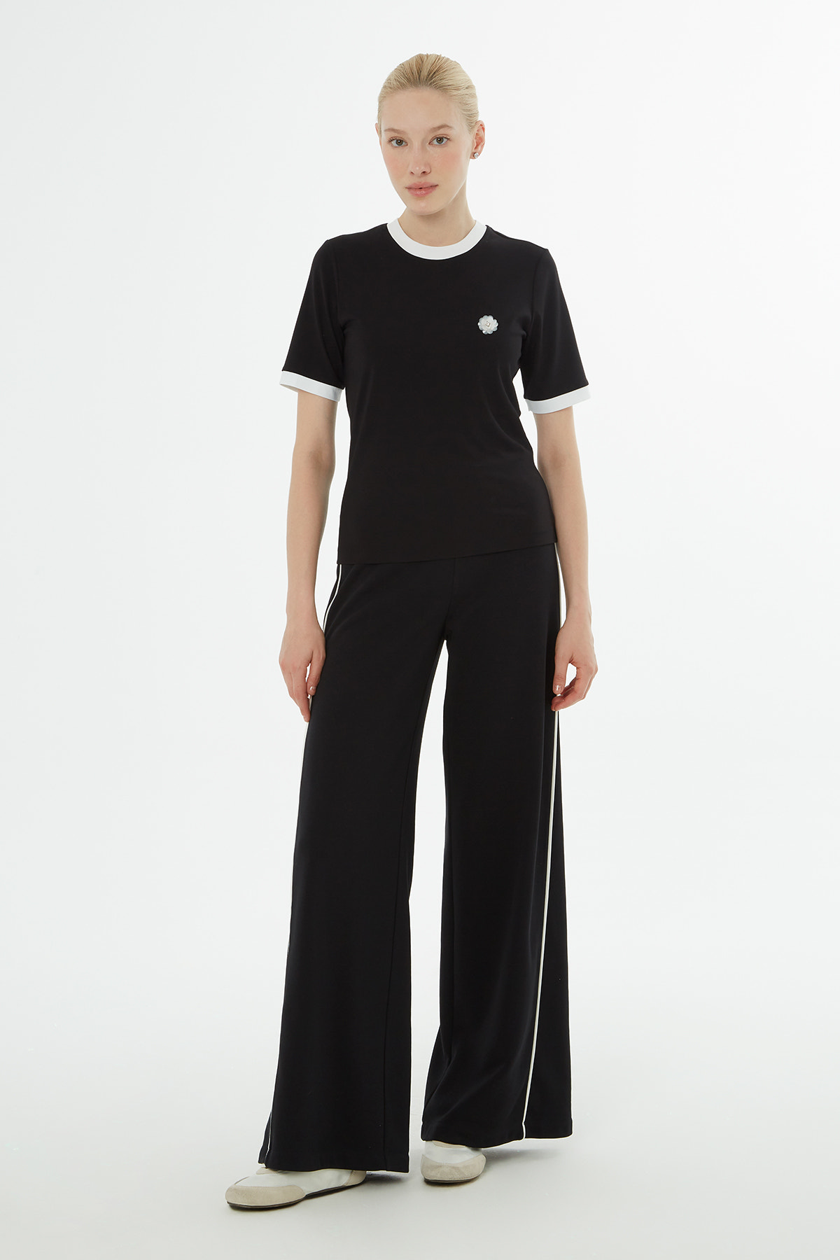 Broşlu Yaka Ve Kol Bantları Garnili T-Shirt