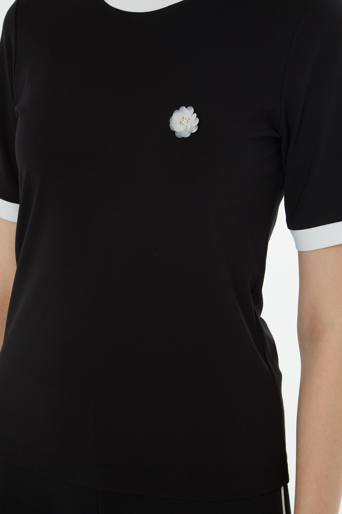 Broşlu Yaka Ve Kol Bantları Garnili T-Shirt