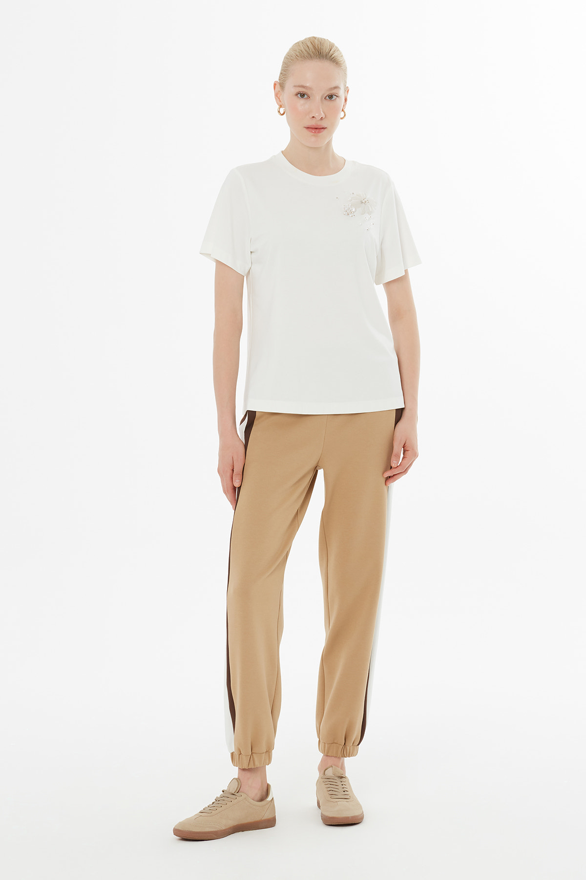 Serpme Ve Broş Detaylı T-Shirt