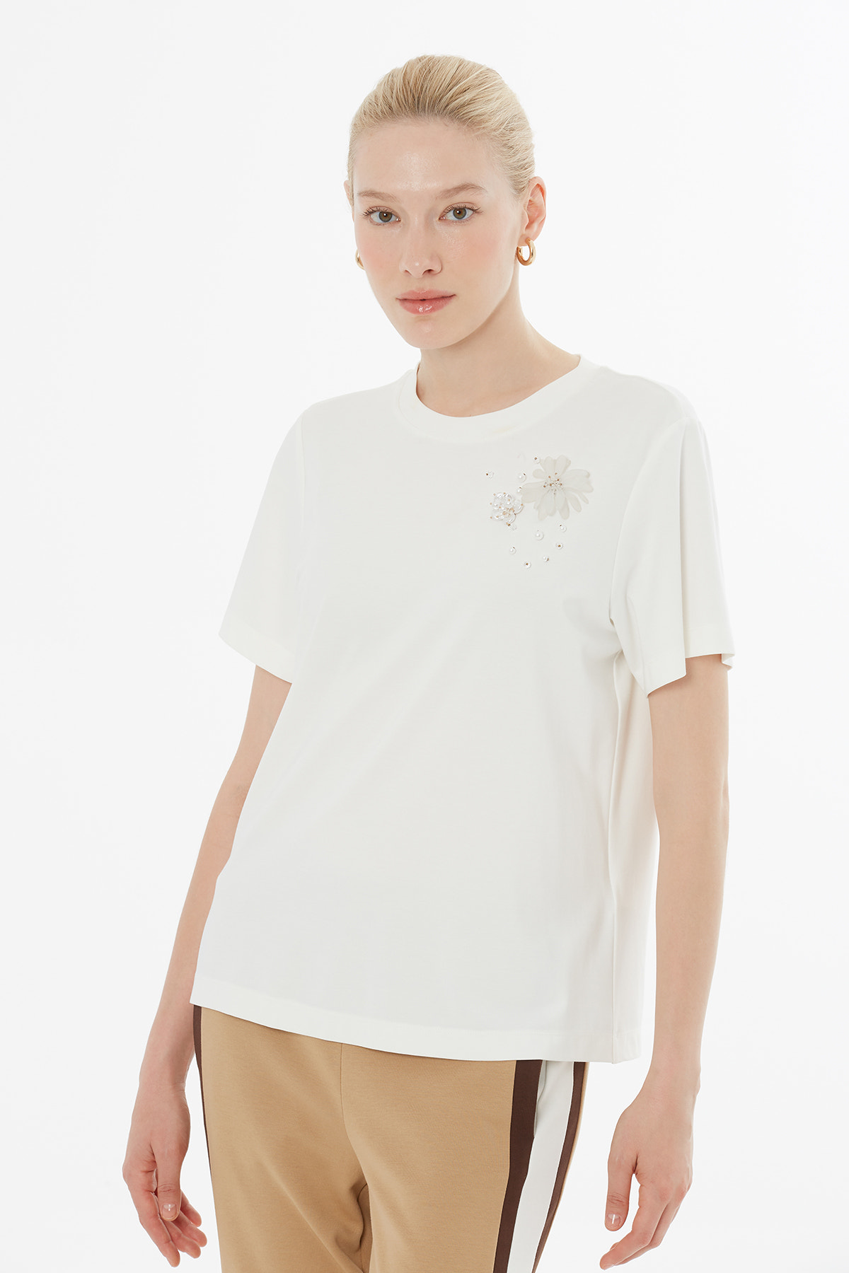 Serpme Ve Broş Detaylı T-Shirt