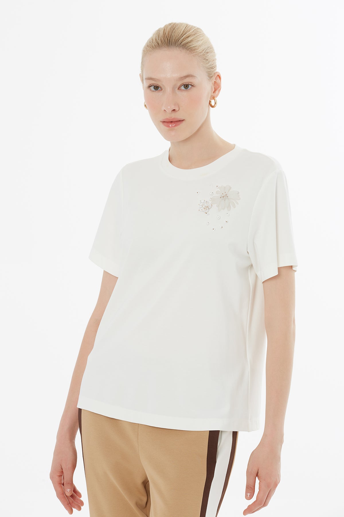 Serpme Ve Broş Detaylı T-Shirt