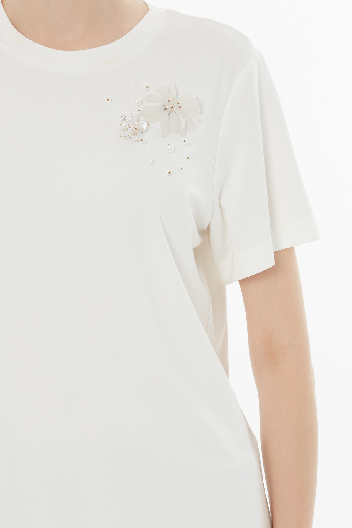 Serpme Ve Broş Detaylı T-Shirt