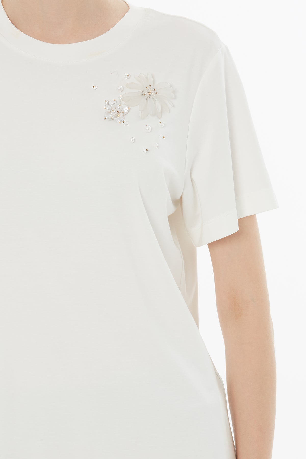 Serpme Ve Broş Detaylı T-Shirt