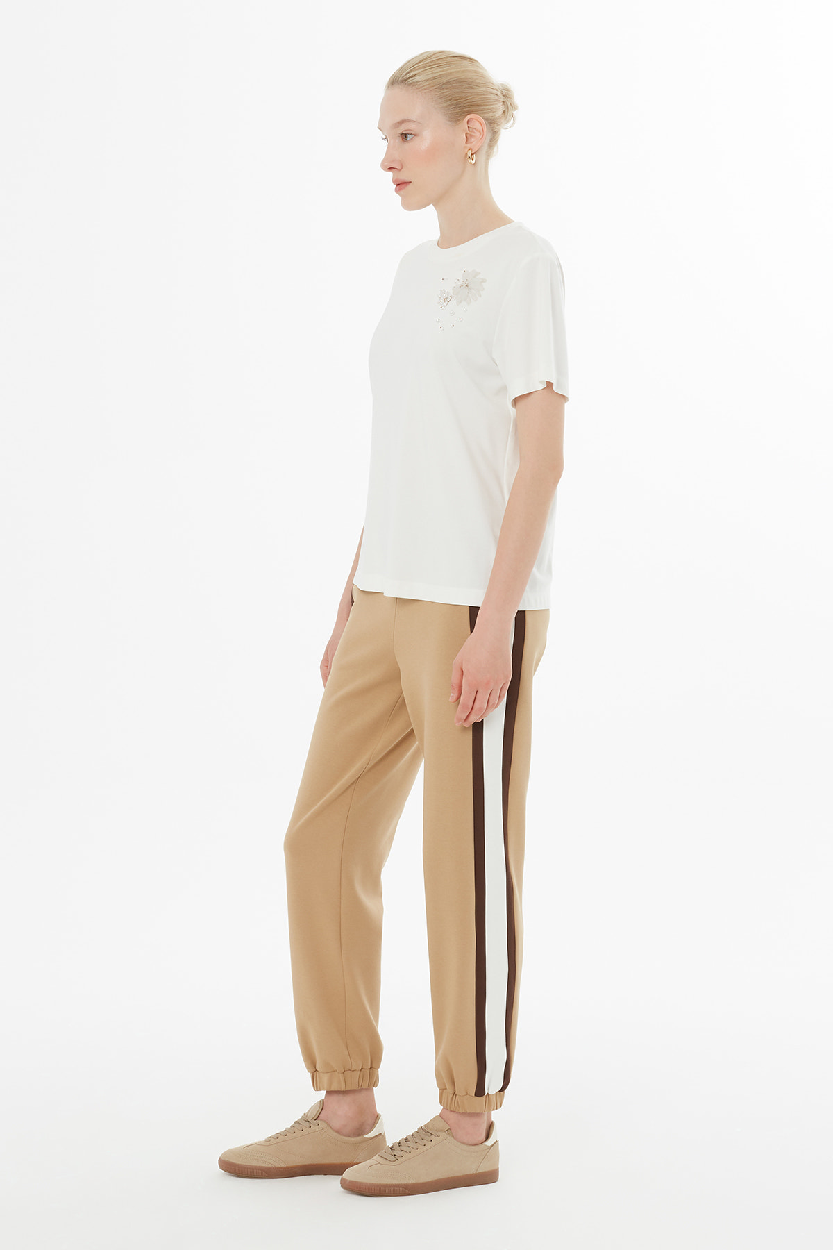 Serpme Ve Broş Detaylı T-Shirt