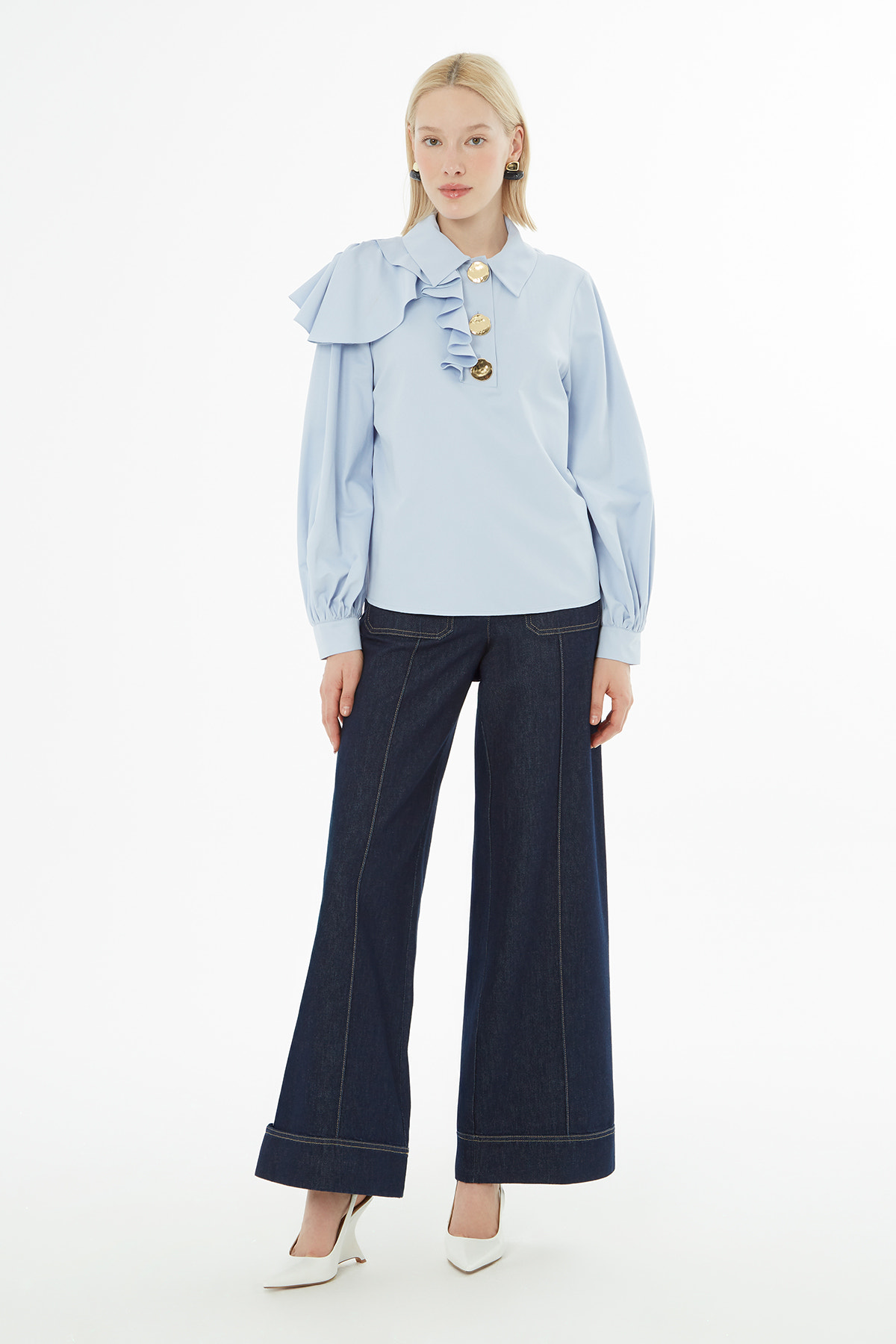 Omuzdan Fırfırlı Büyük Düğmeli Bluz