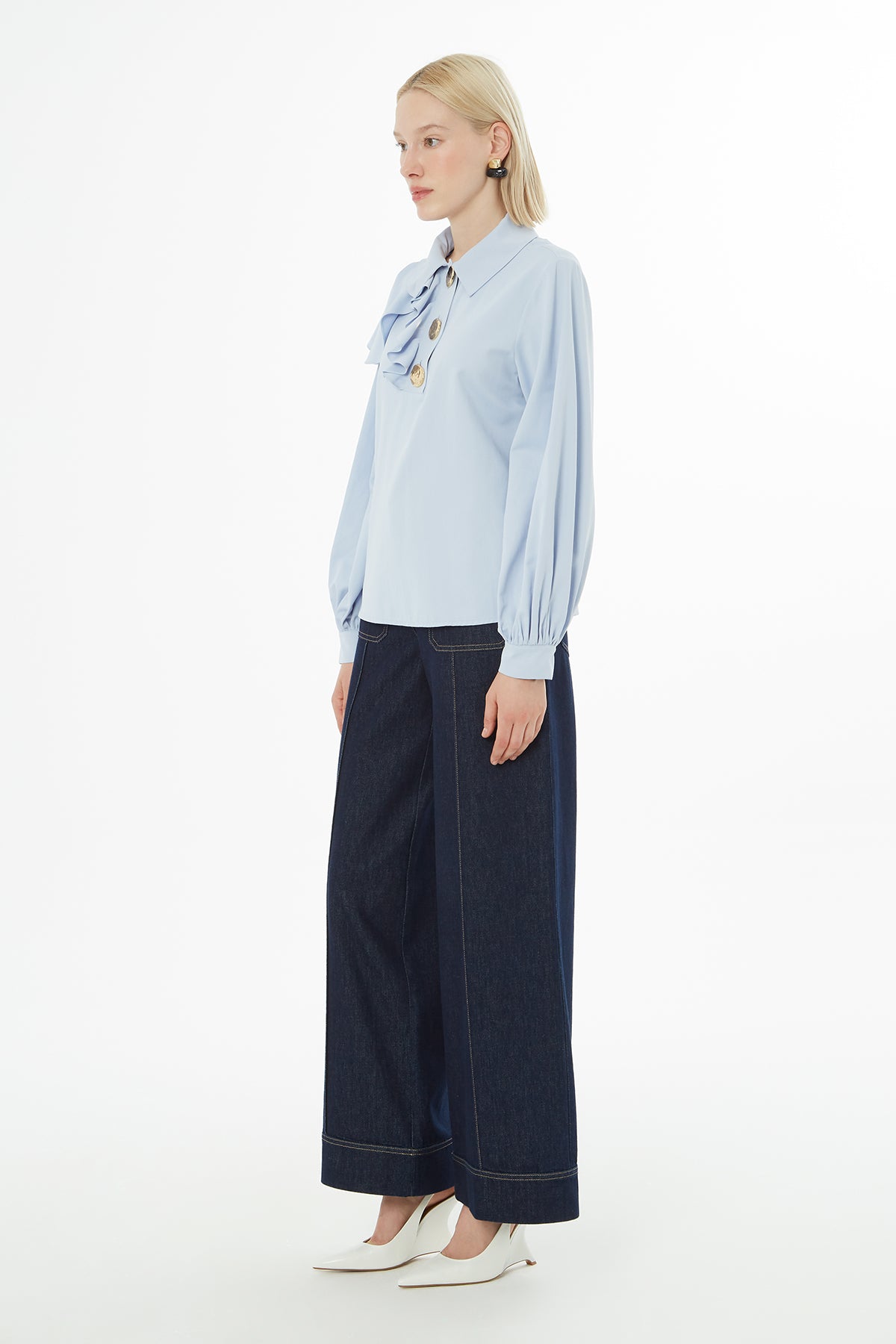 Omuzdan Fırfırlı Büyük Düğmeli Bluz