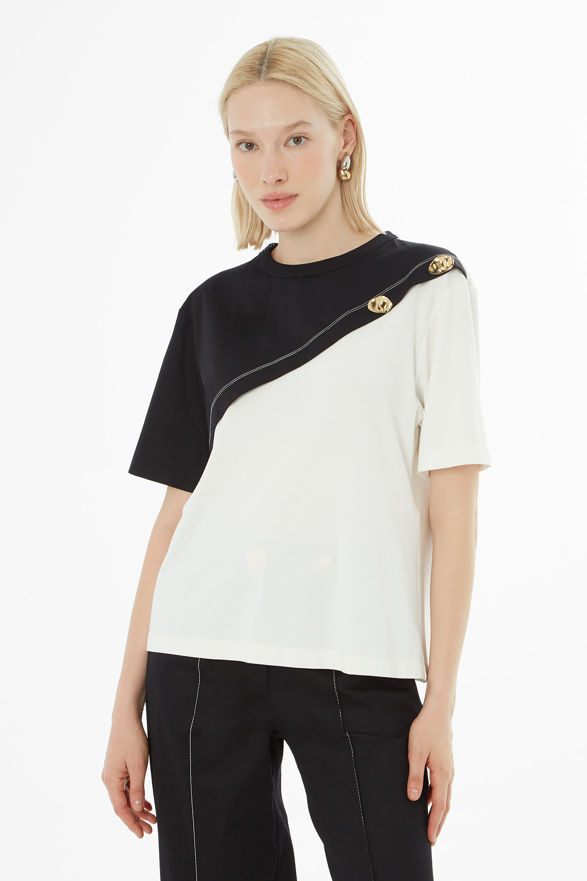 Kontrast Dikişli Asimetrik Düğmeli T-Shirt