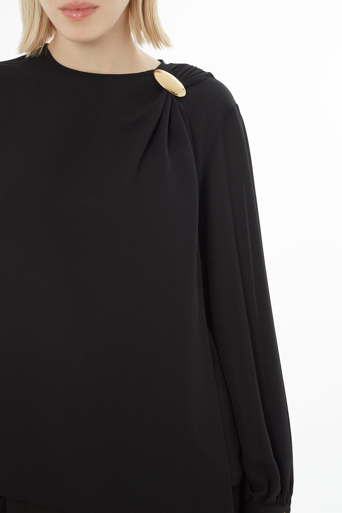 Omuzda Broş Detaylı Piliseli Bluz