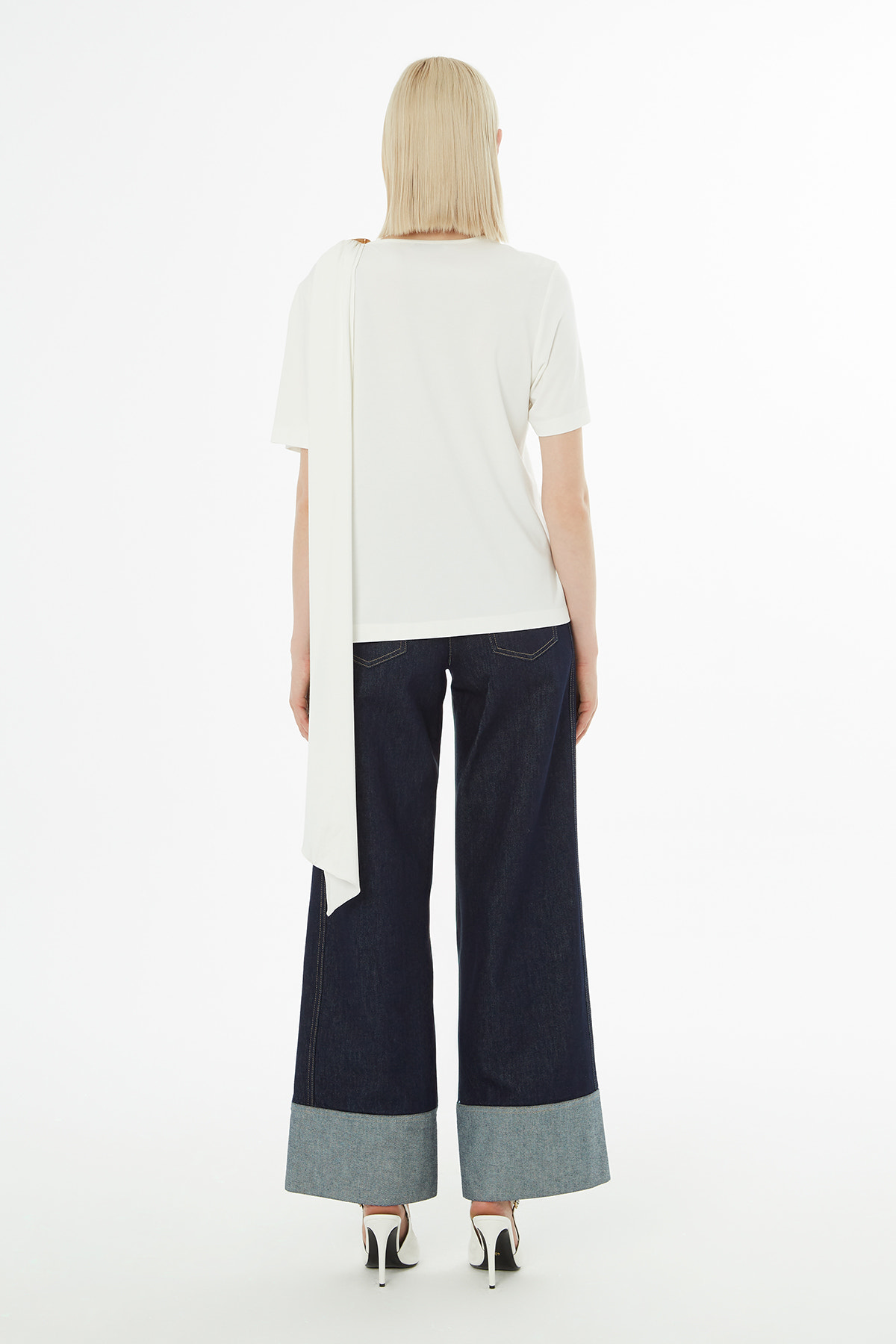 Omuzda Aksesuar Detaylı Fularlı Bluz