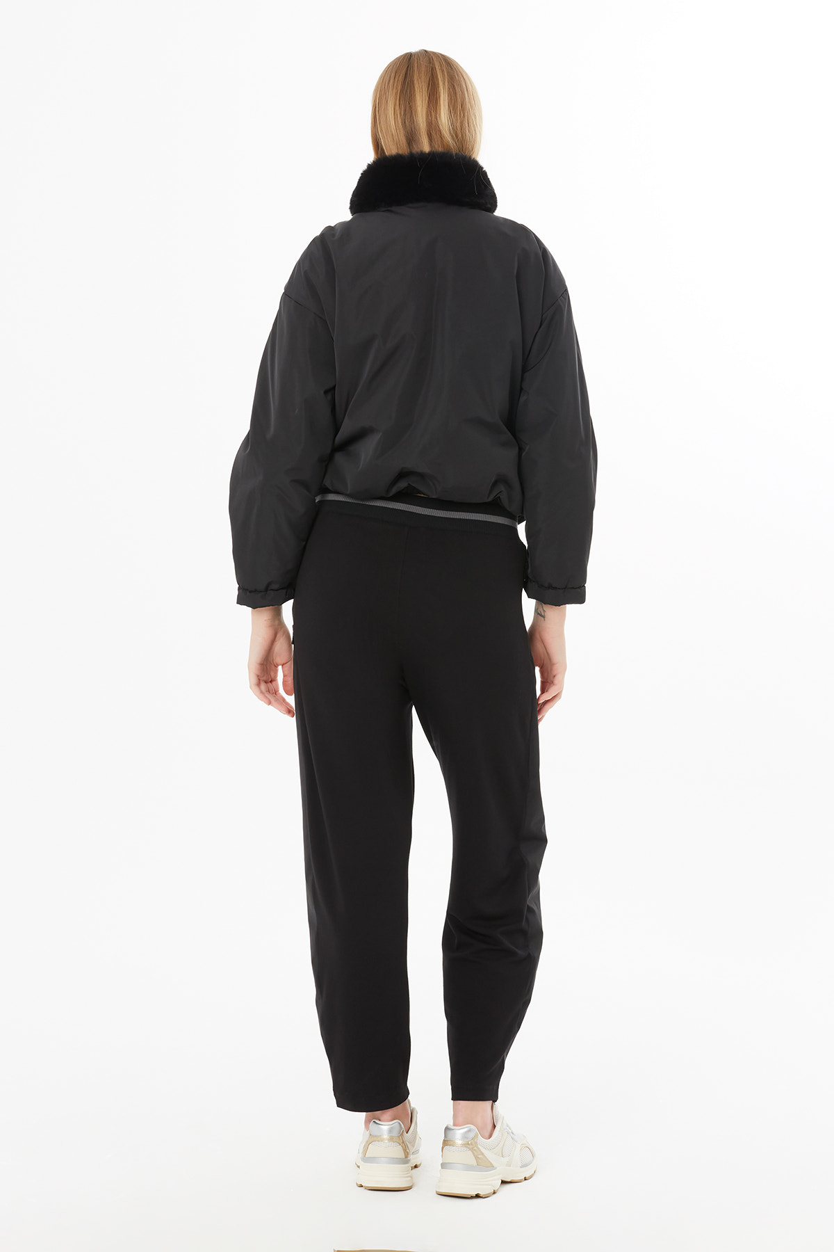 Dik Yakalı Kol Yanları Fermuar Detaylı Mont