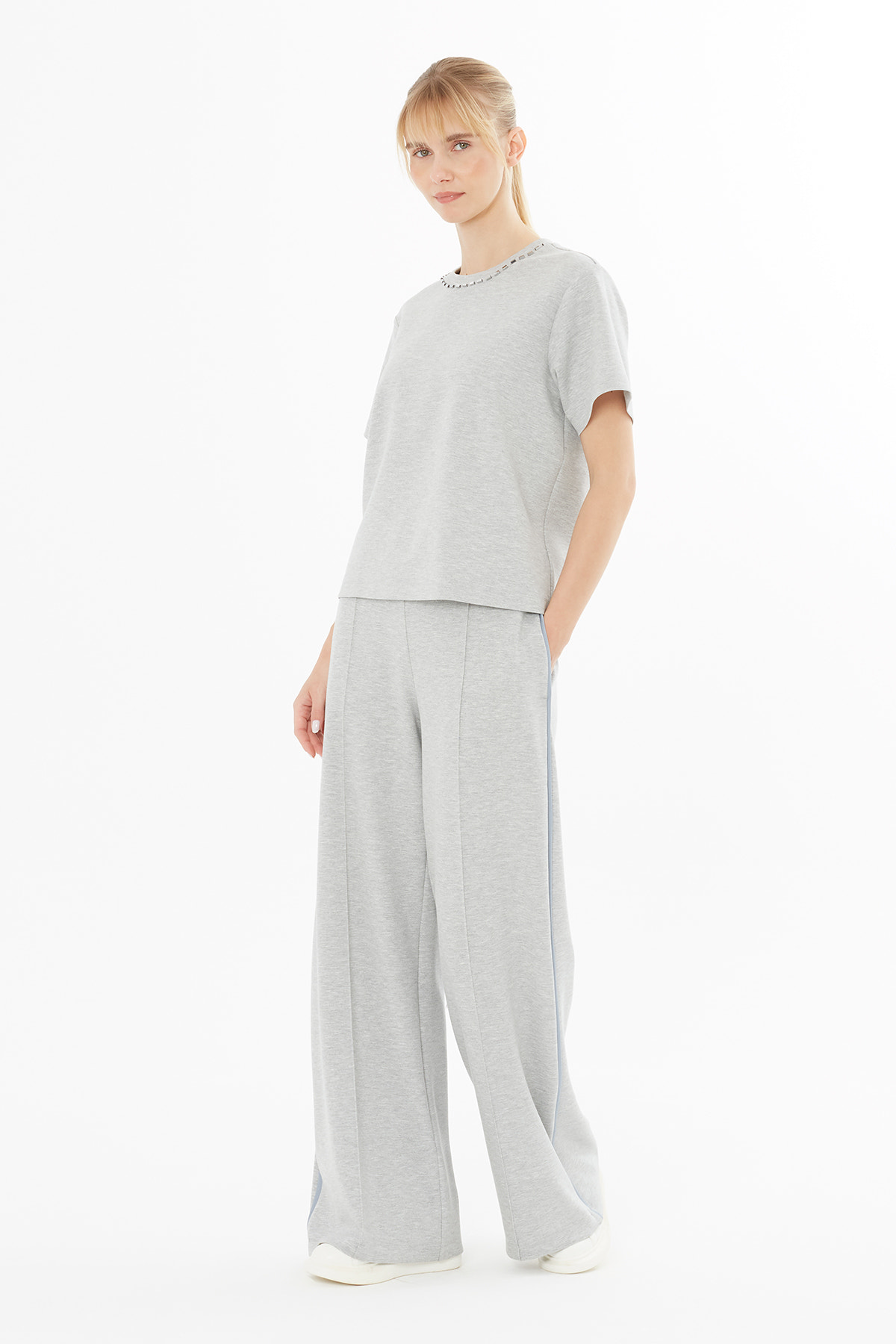 Kısa Kollu İçi Elyaflı Zincir Detaylı Boncuk İşleme T-Shirt