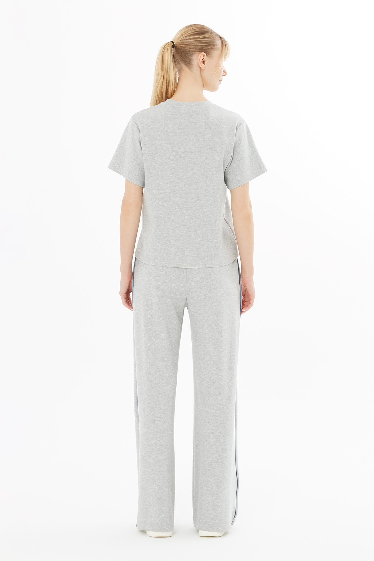 Kısa Kollu İçi Elyaflı Zincir Detaylı Boncuk İşleme T-Shirt