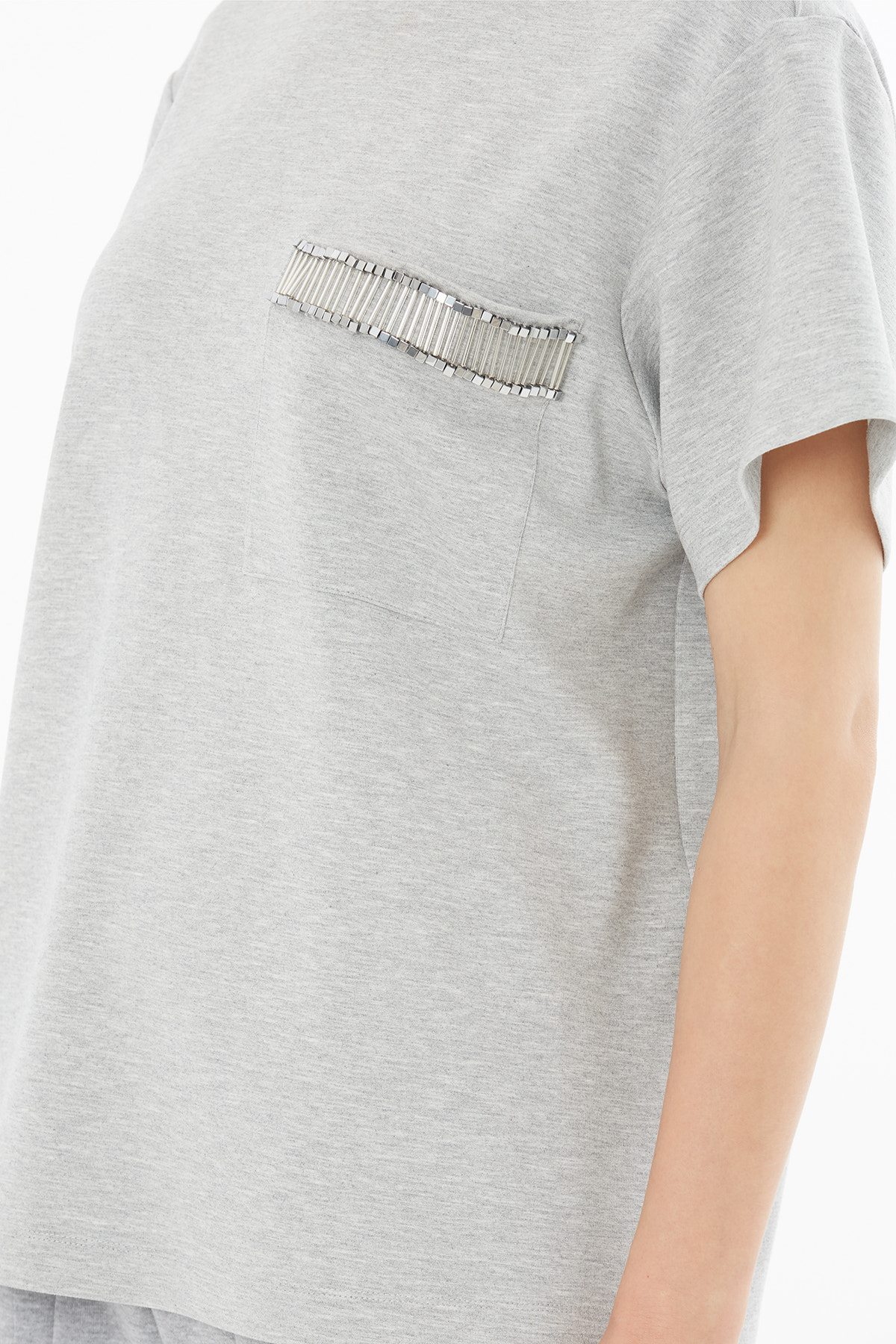 Kısa Kollu Cep Üzeri Boncuk İşlemeli T-Shirt