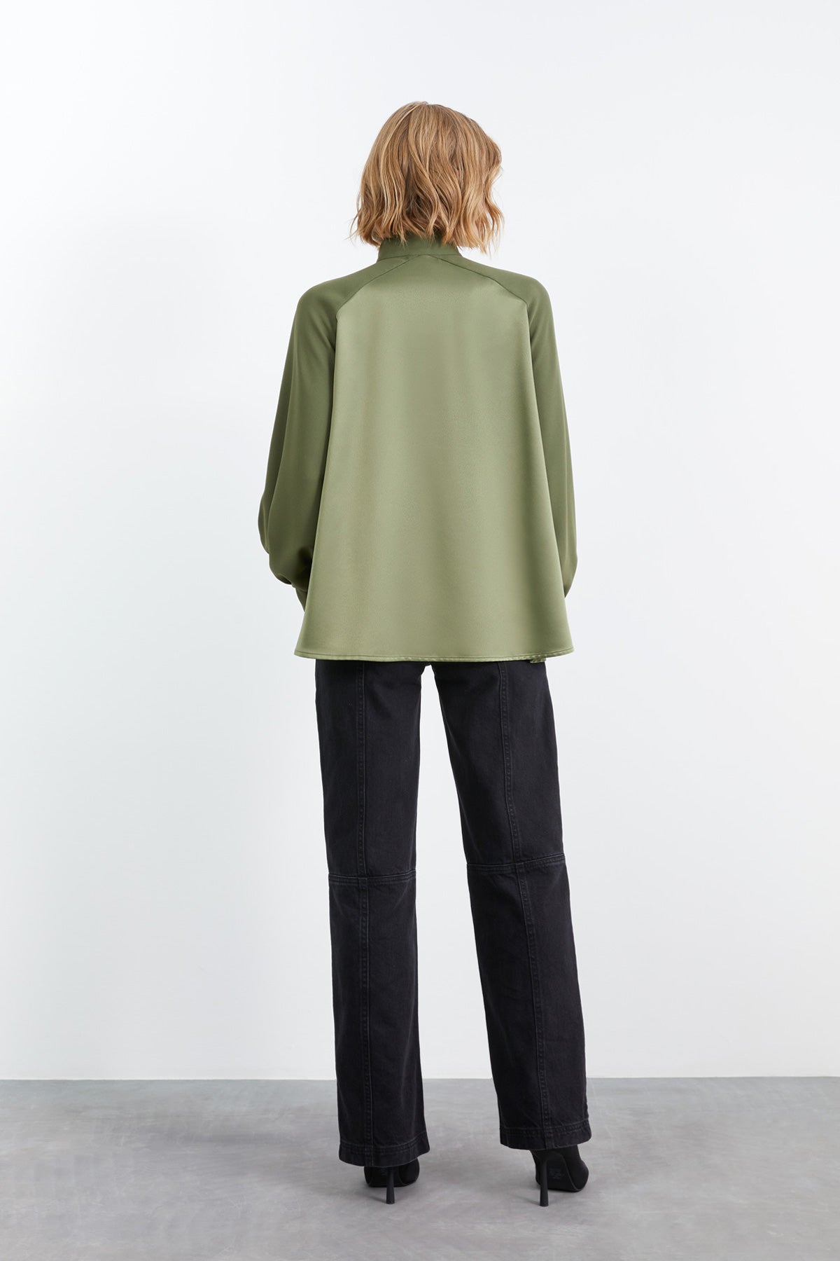 Reglan Kollu Volanlı Kontrast Kumaş Detaylı Bluz