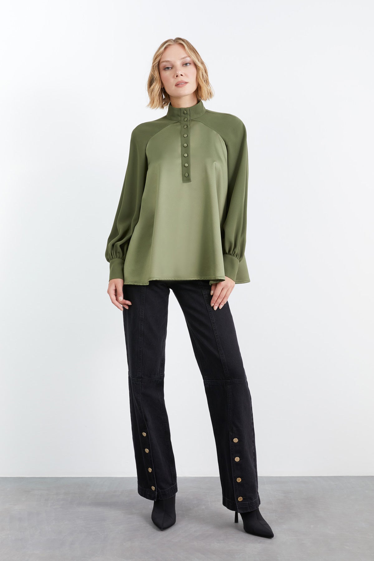 Reglan Kollu Volanlı Kontrast Kumaş Detaylı Bluz