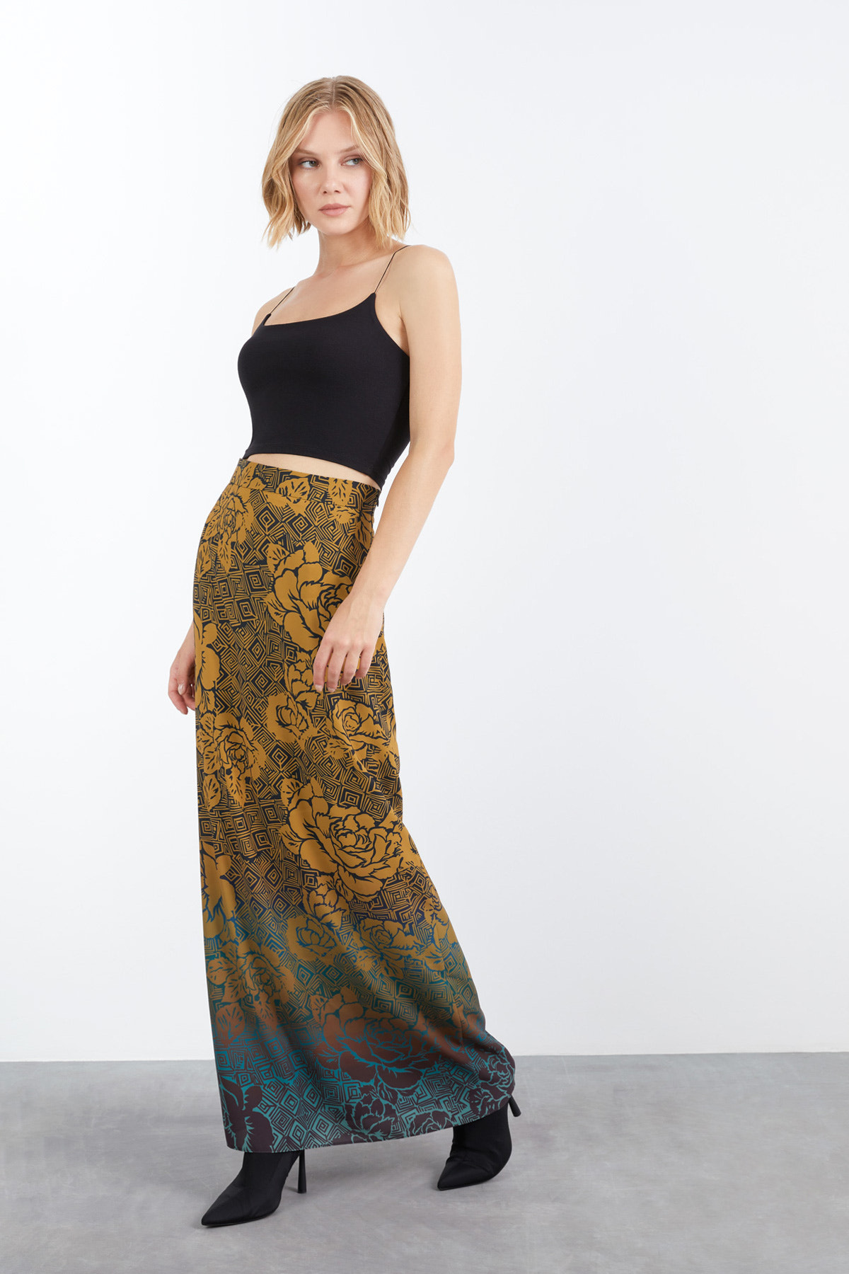 Kontrast Renk Geçişli Gül Desenli Düz Kesim Etek