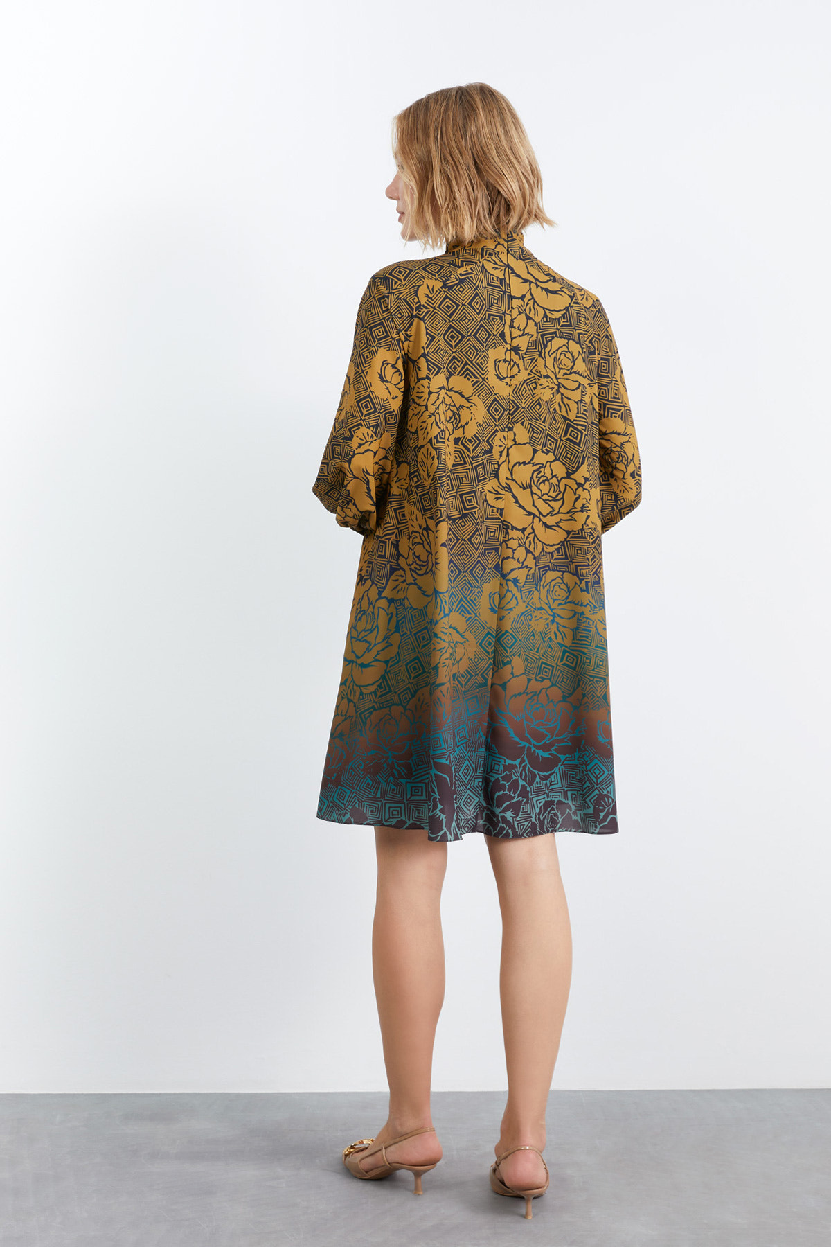 Konrast Renk Geçişli Gül Desenli Kısa Elbise