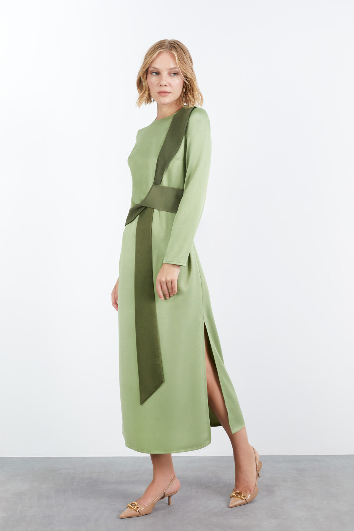 Kontrast Renkli Yandan Yırtmaçlı Midi Boy Elbise