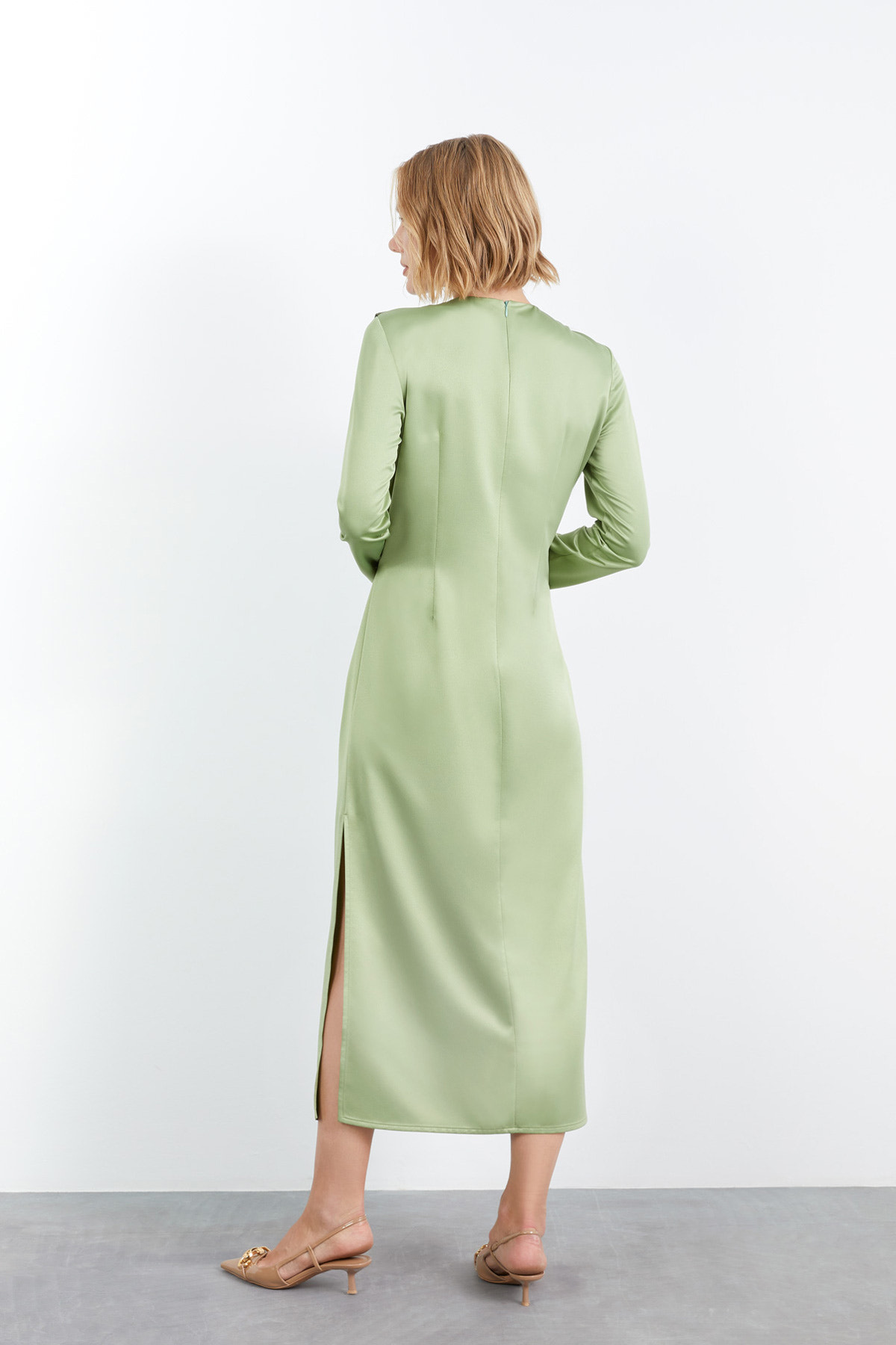 Kontrast Renkli Yandan Yırtmaçlı Midi Boy Elbise