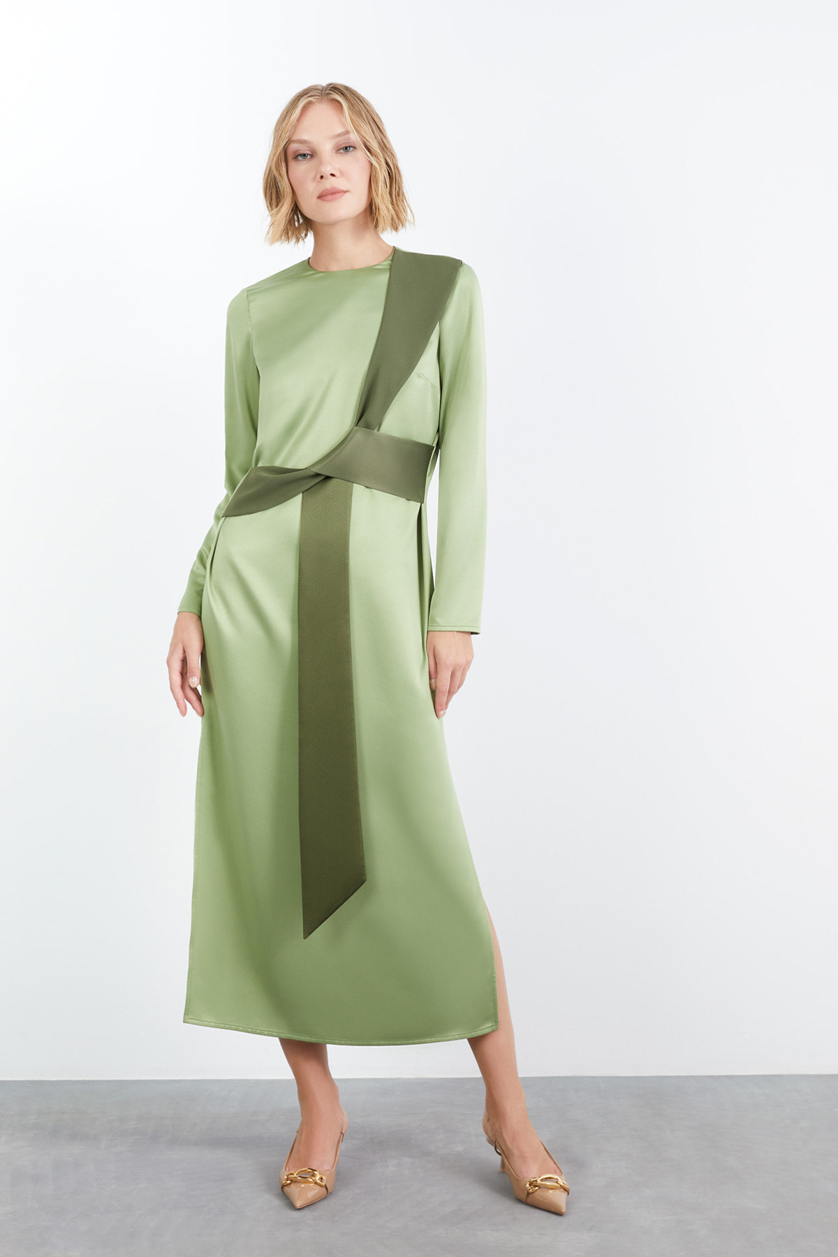 Kontrast Renkli Yandan Yırtmaçlı Midi Boy Elbise