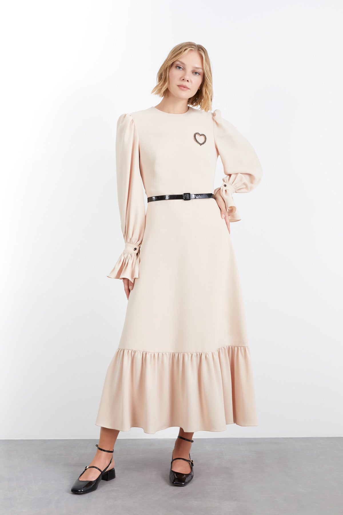 Kemer Ve Broş Detaylı Maxi Boy Elbise