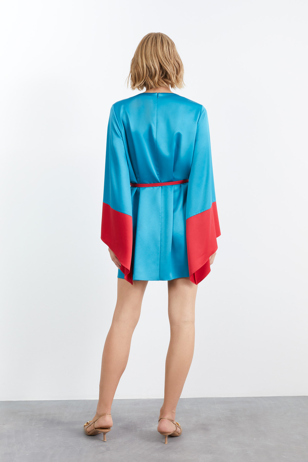 Geniş Kollu Kontrast Renkli Kısa Elbise