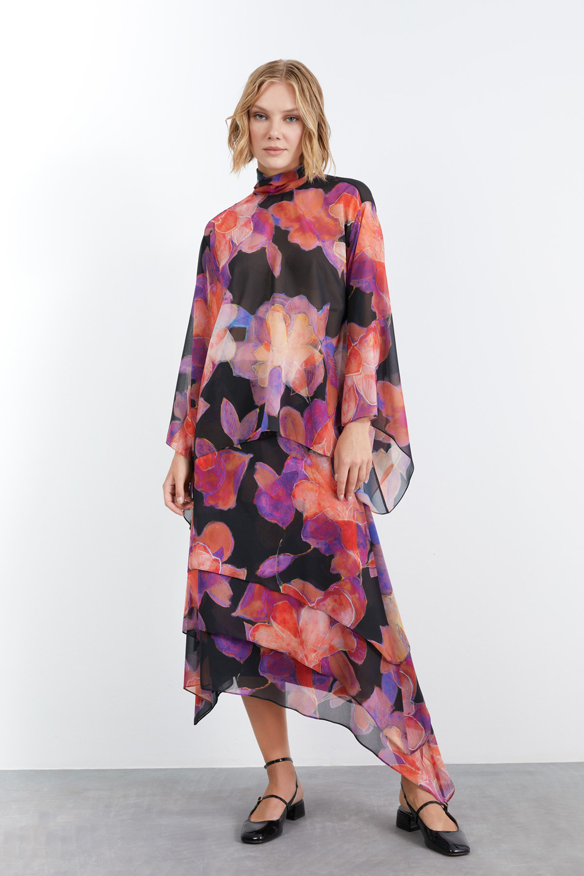 Büyük Çiçek Desenli Bağlamalı Asimetrik Kesim Şifon Bluz