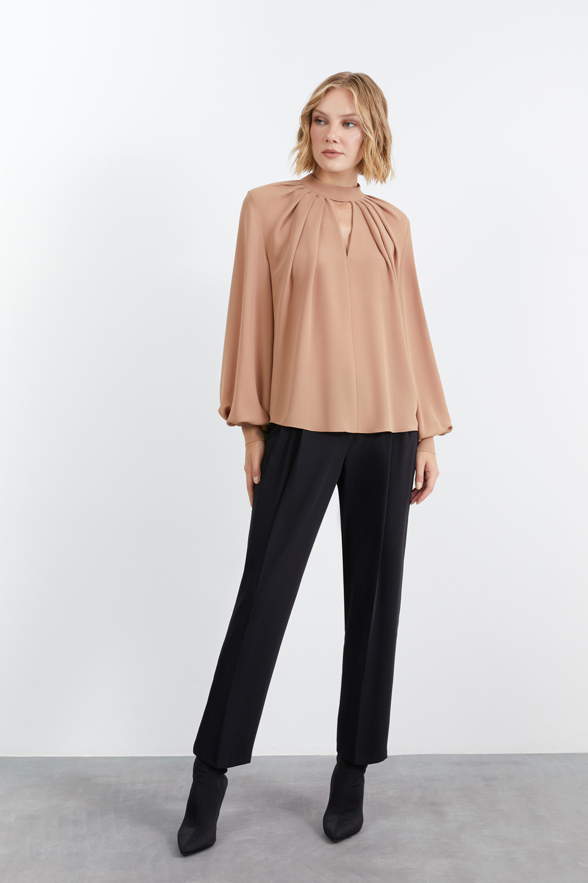 Dökümlü Yaka Pile Detaylı Yarı Transparan Karamel Rengi Bluz