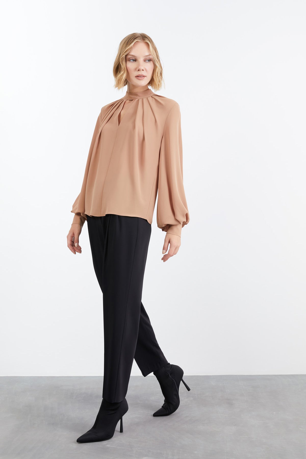 Dökümlü Yaka Pile Detaylı Yarı Transparan Karamel Rengi Bluz