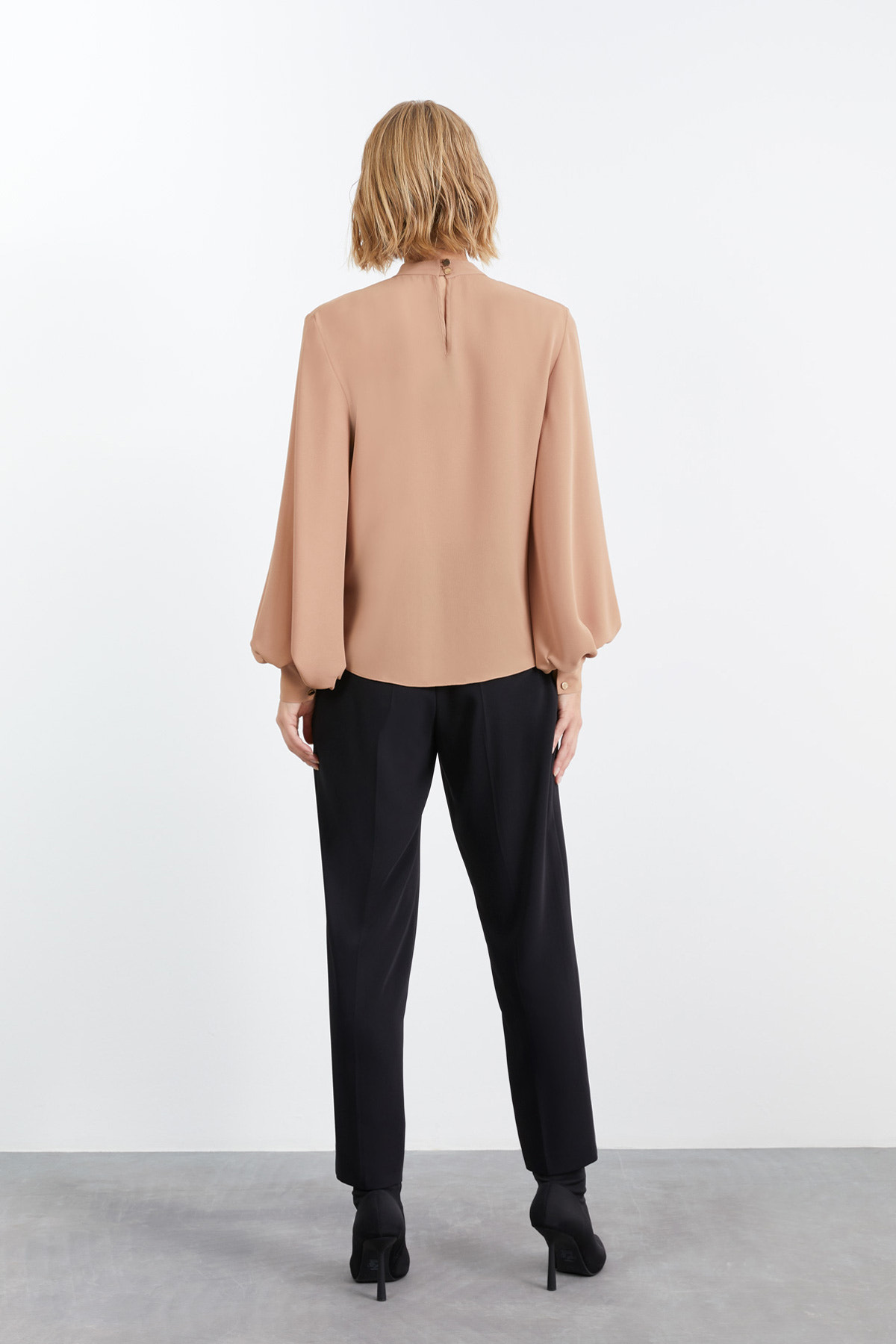 Dökümlü Yaka Pile Detaylı Yarı Transparan Karamel Rengi Bluz