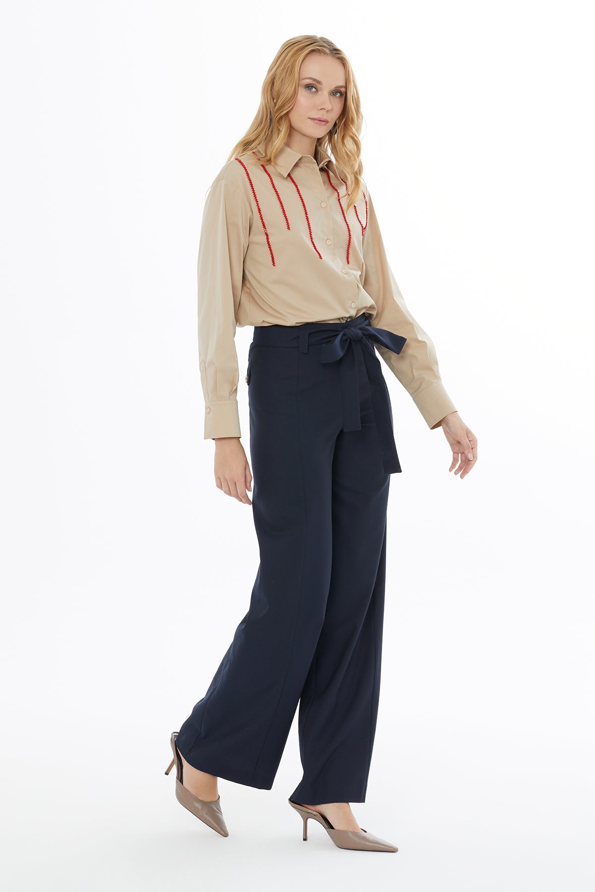 Arkası Düğme Detaylı Pantolon