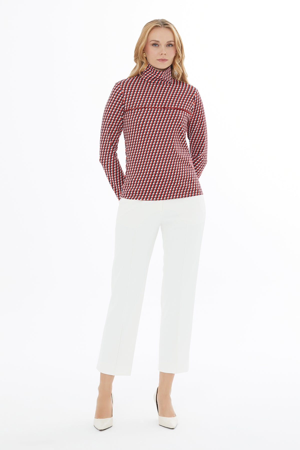 Boğazlı Göğüs Kısmı Boncuk İşlemeli Örme Kazak