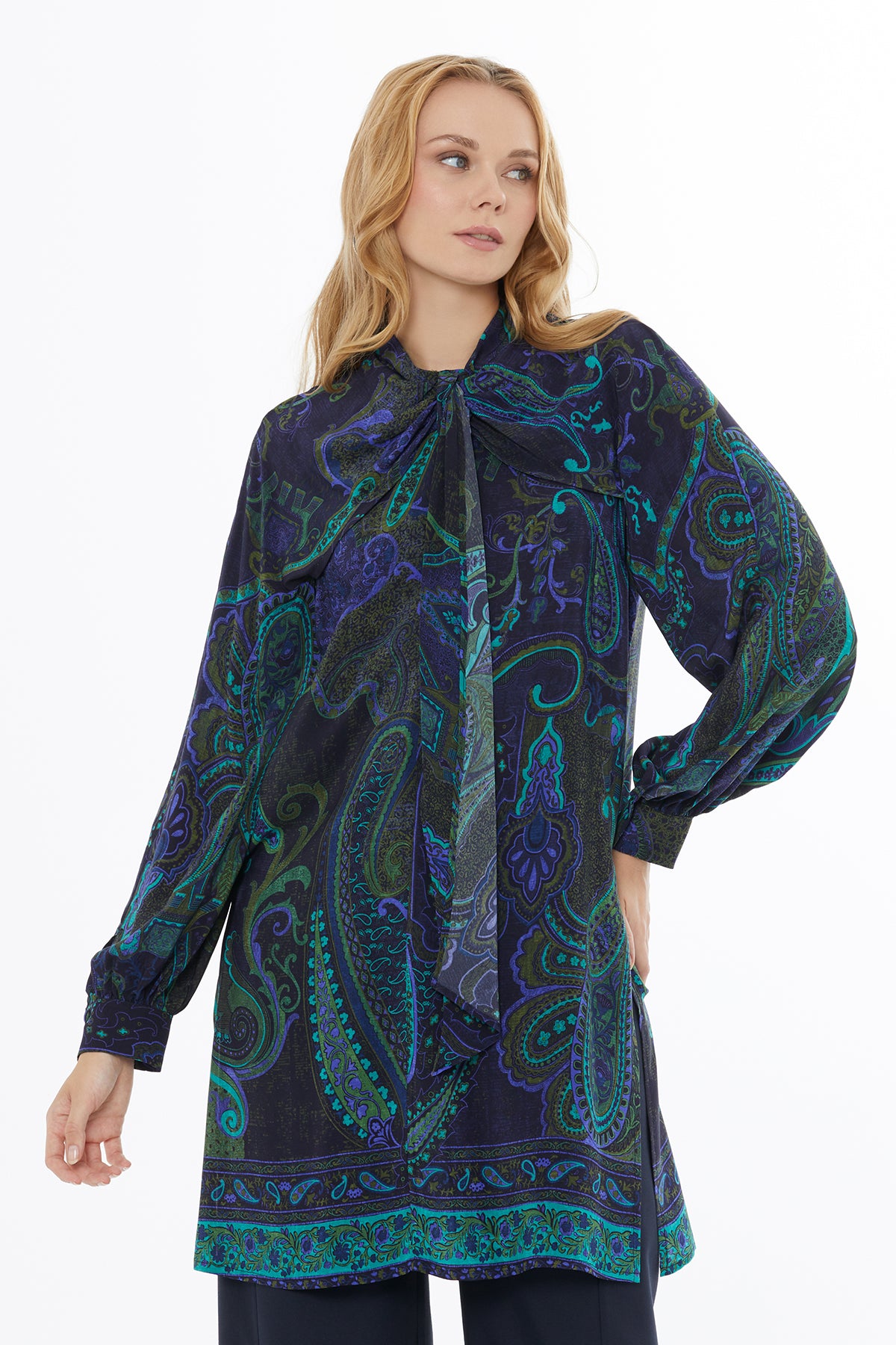 Yakadan Bağlamalı Uzun Kollu Desenli Bluz