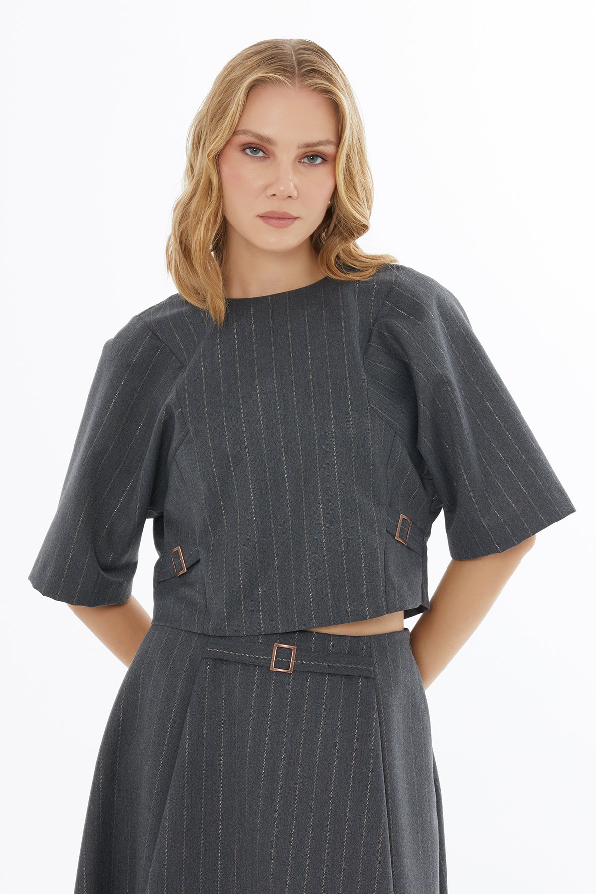 Yuvarlak Yaka Yarasa Kol Toka Detay Bluz