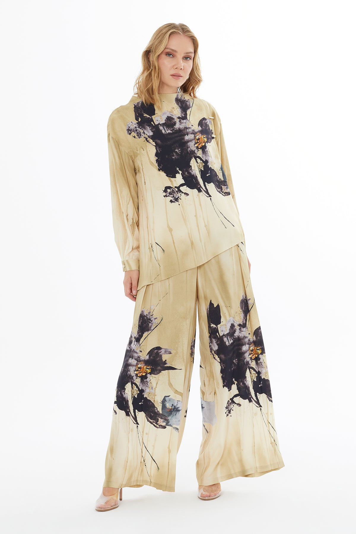 Kayık Yakalı Aksesuar Detaylı Desenli Viskon Bluz