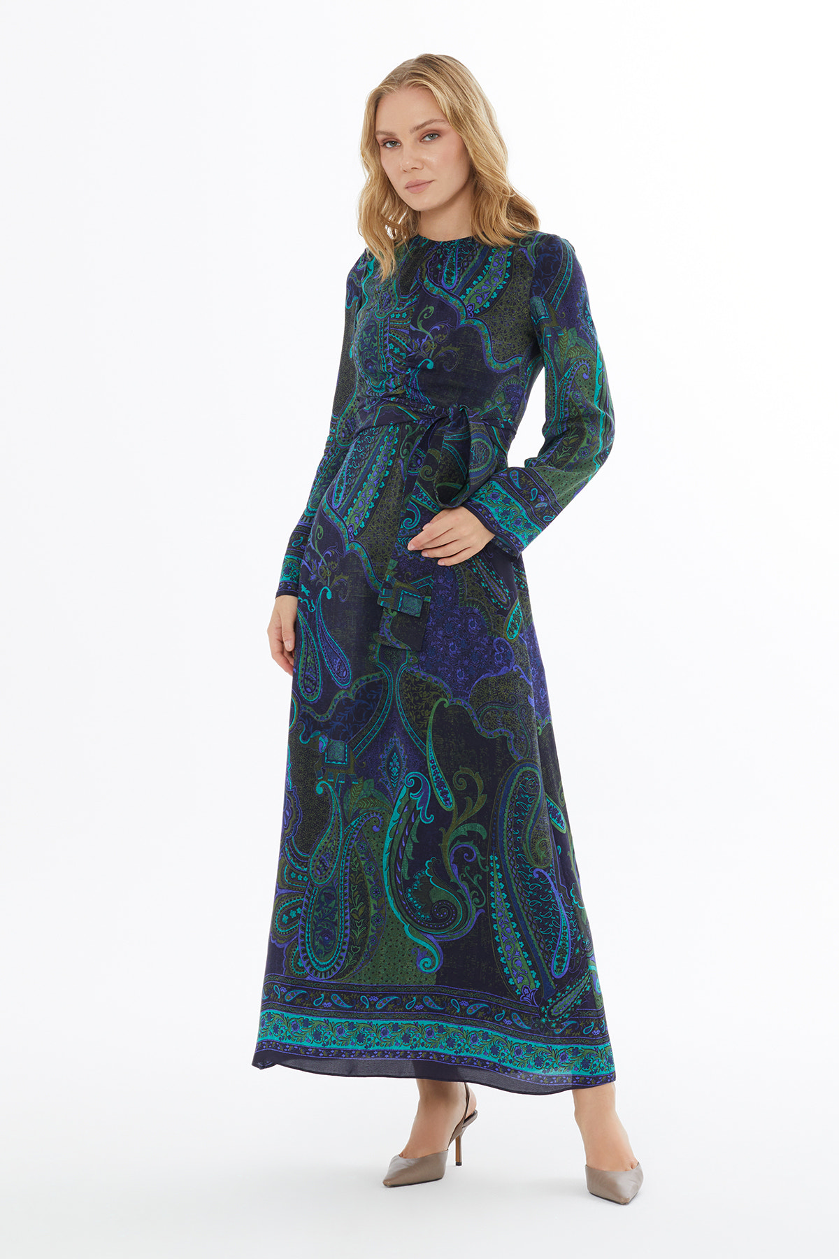 Fermuar Kapamalı Beli Büzgülü Kemer Aksesuarlı Uzun Elbise