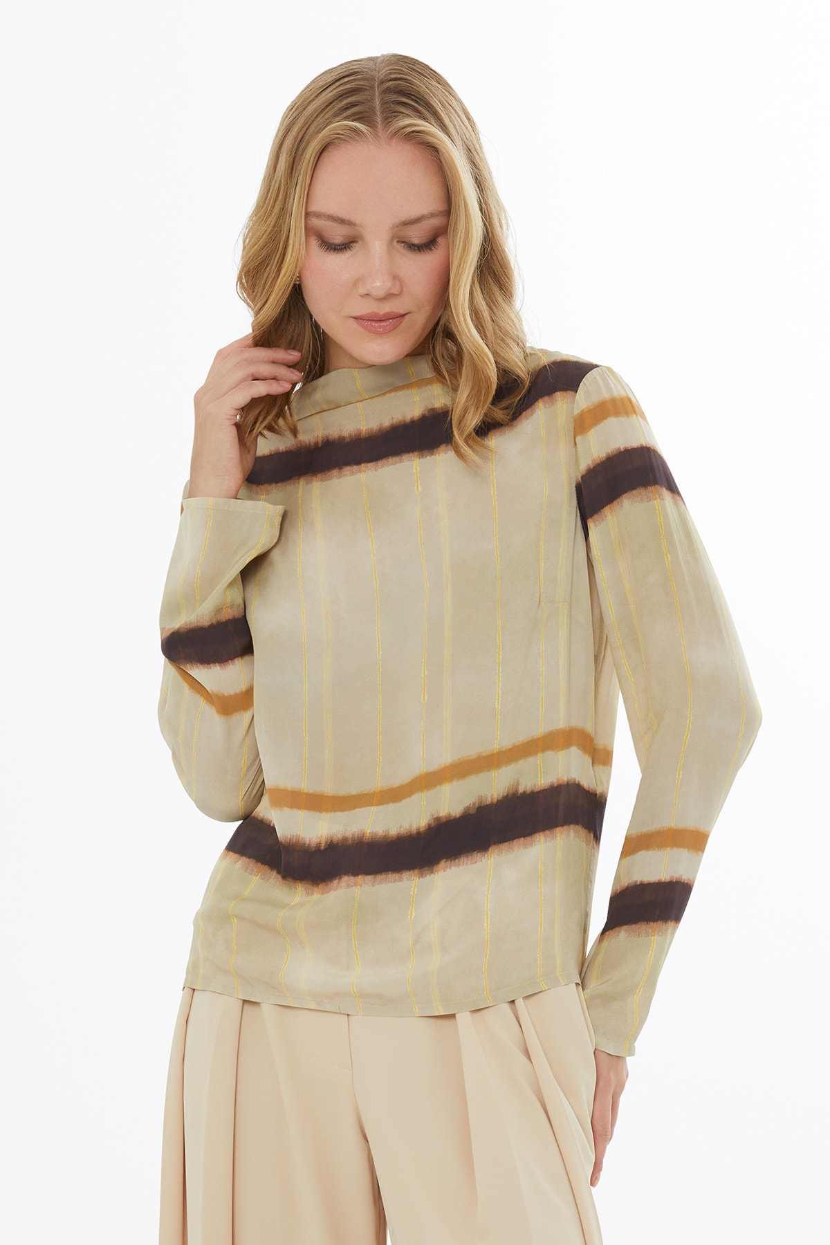 Arkadan Bağlamalı Bağuçları Boncuk İşlemeli Desenli Bluz