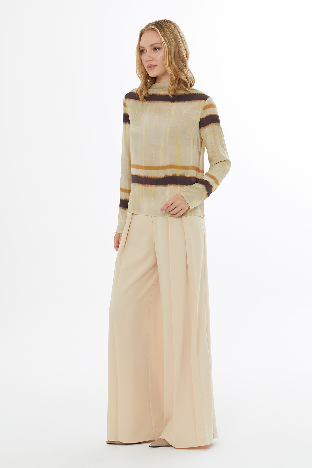 Arkadan Bağlamalı Bağuçları Boncuk İşlemeli Desenli Bluz