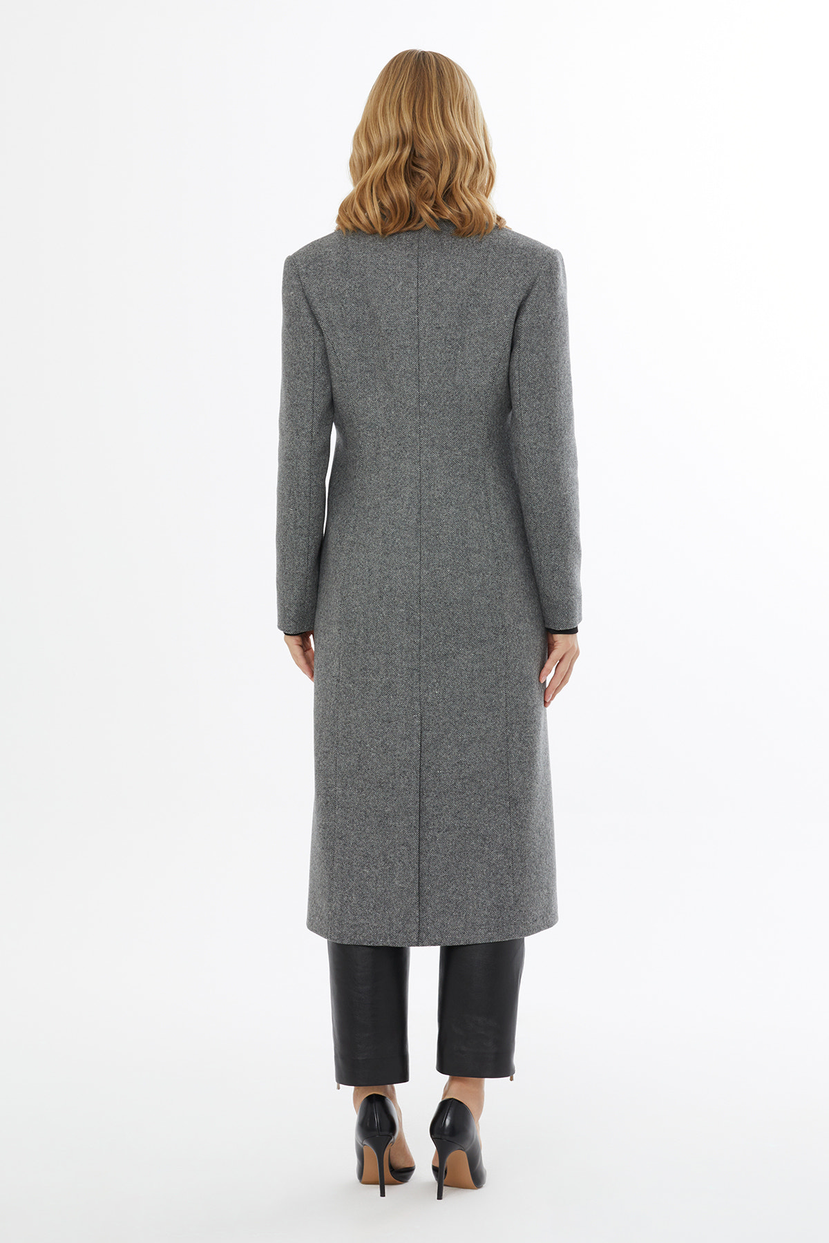 Hakim Yaka Düğme Detaylı Tam Kalıp Kaban