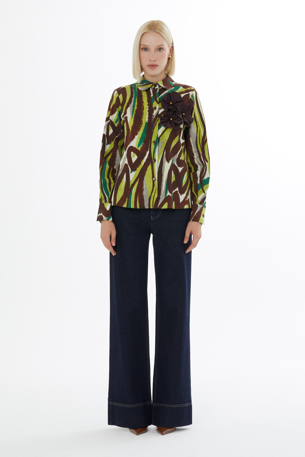 Desenli Çiçek Aksesuarlı Hakim Yaka Gömlek