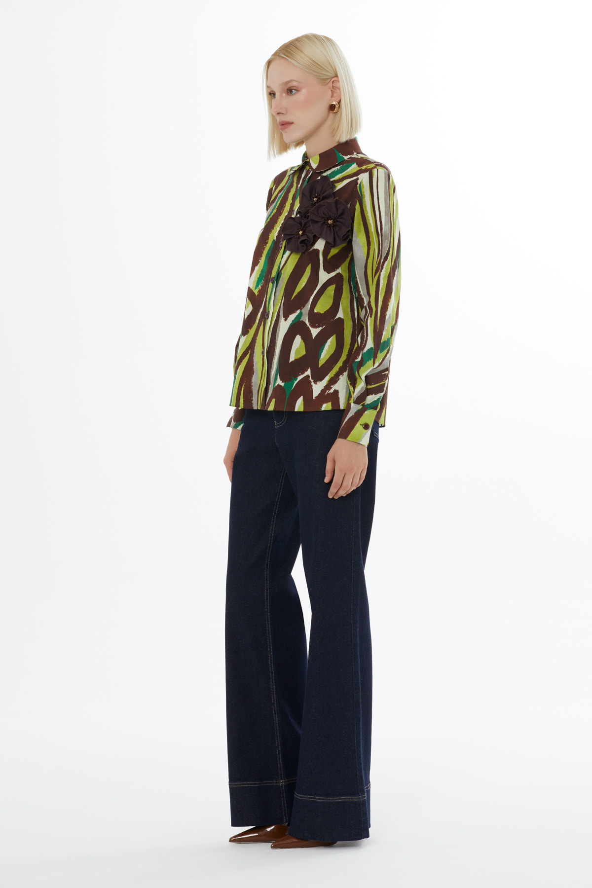 Desenli Çiçek Aksesuarlı Hakim Yaka Gömlek