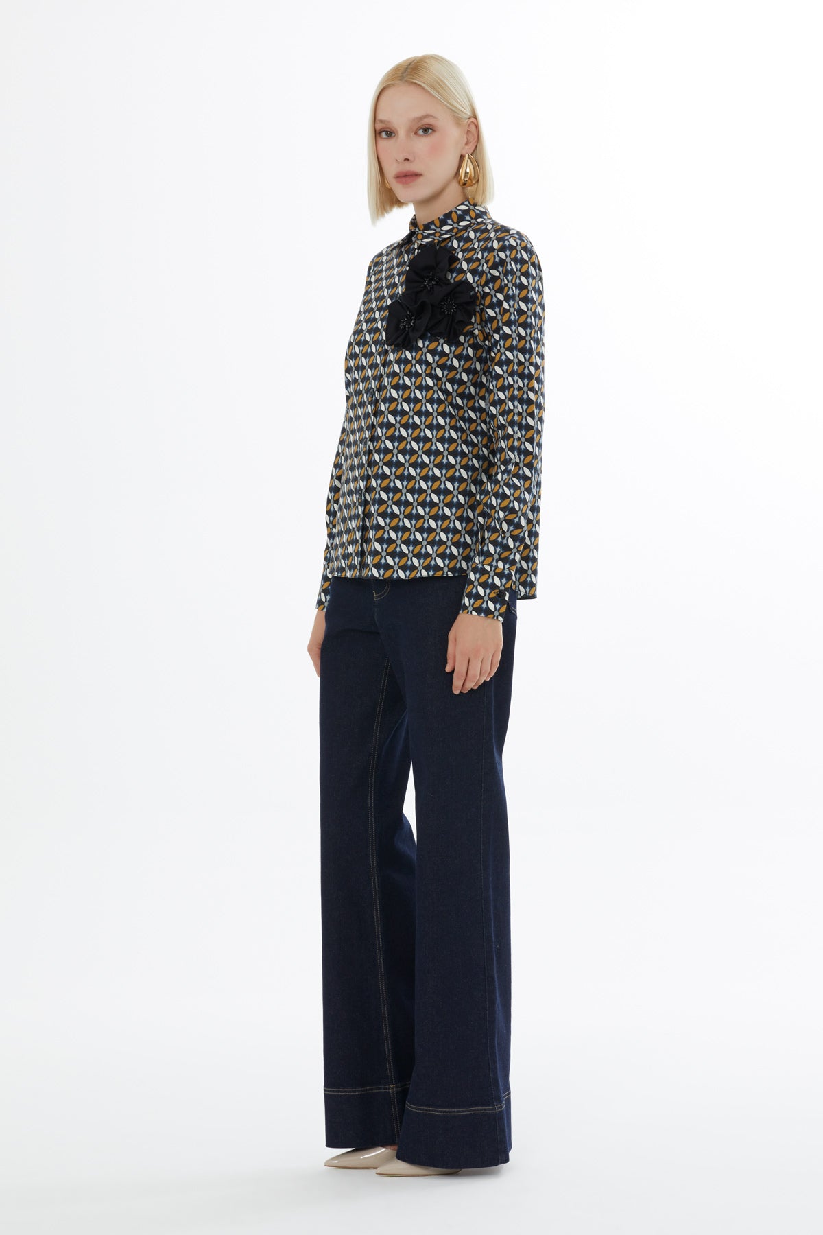 Desenli Çiçek Aksesuarlı Hakim Yaka Gömlek