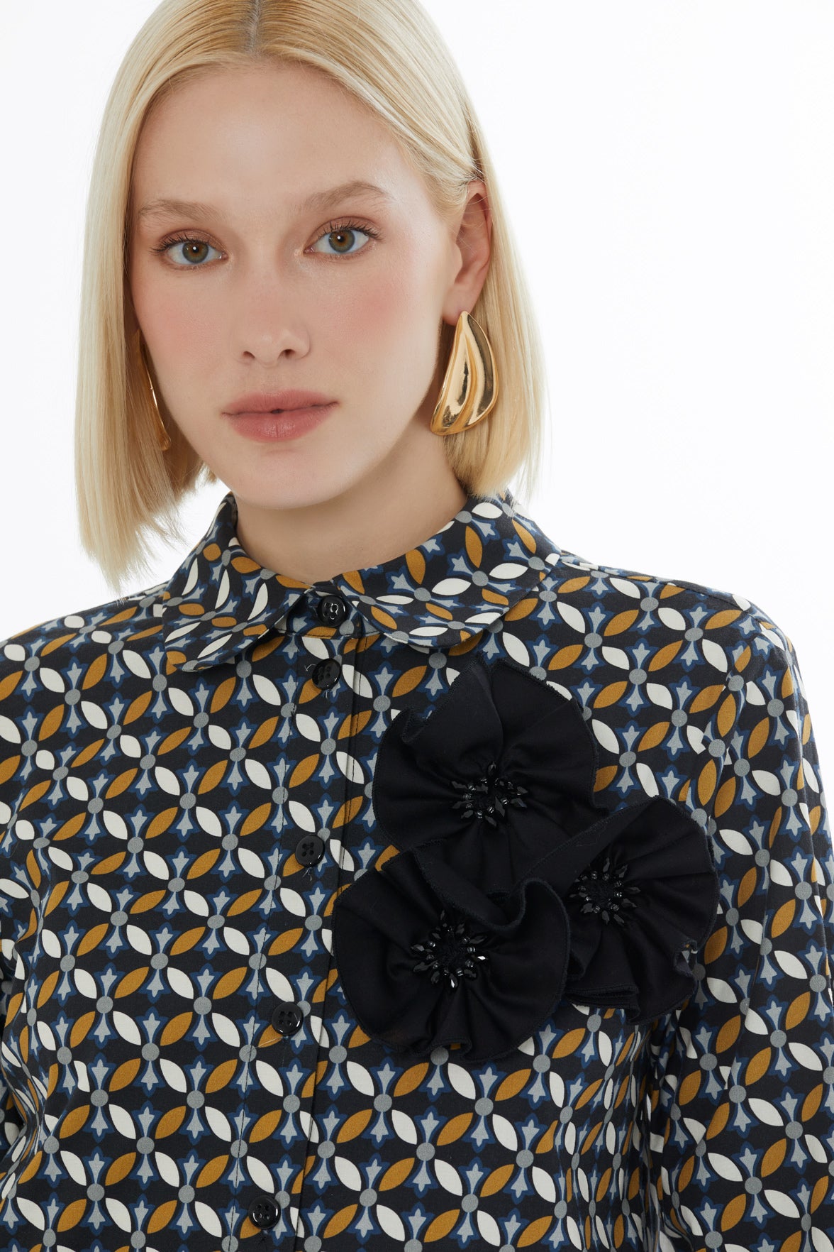 Desenli Çiçek Aksesuarlı Hakim Yaka Gömlek