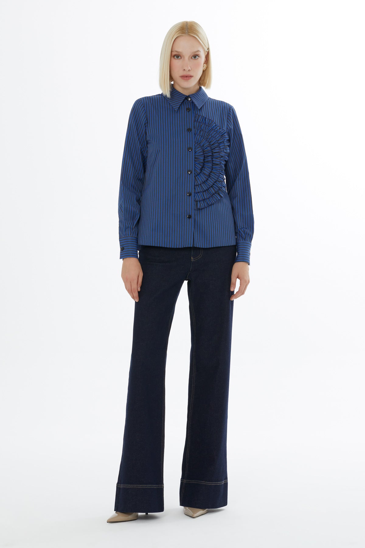 Düğme Kapamalı Yakalı Uzun Kollu Gömlek