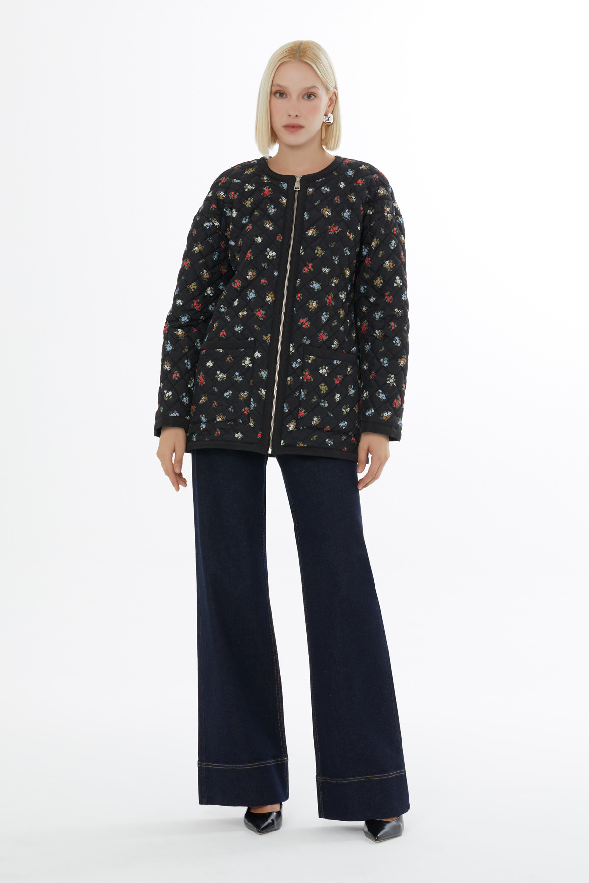 Yuvarlak Yakalı Çiçek Desenli Kapitone Mont