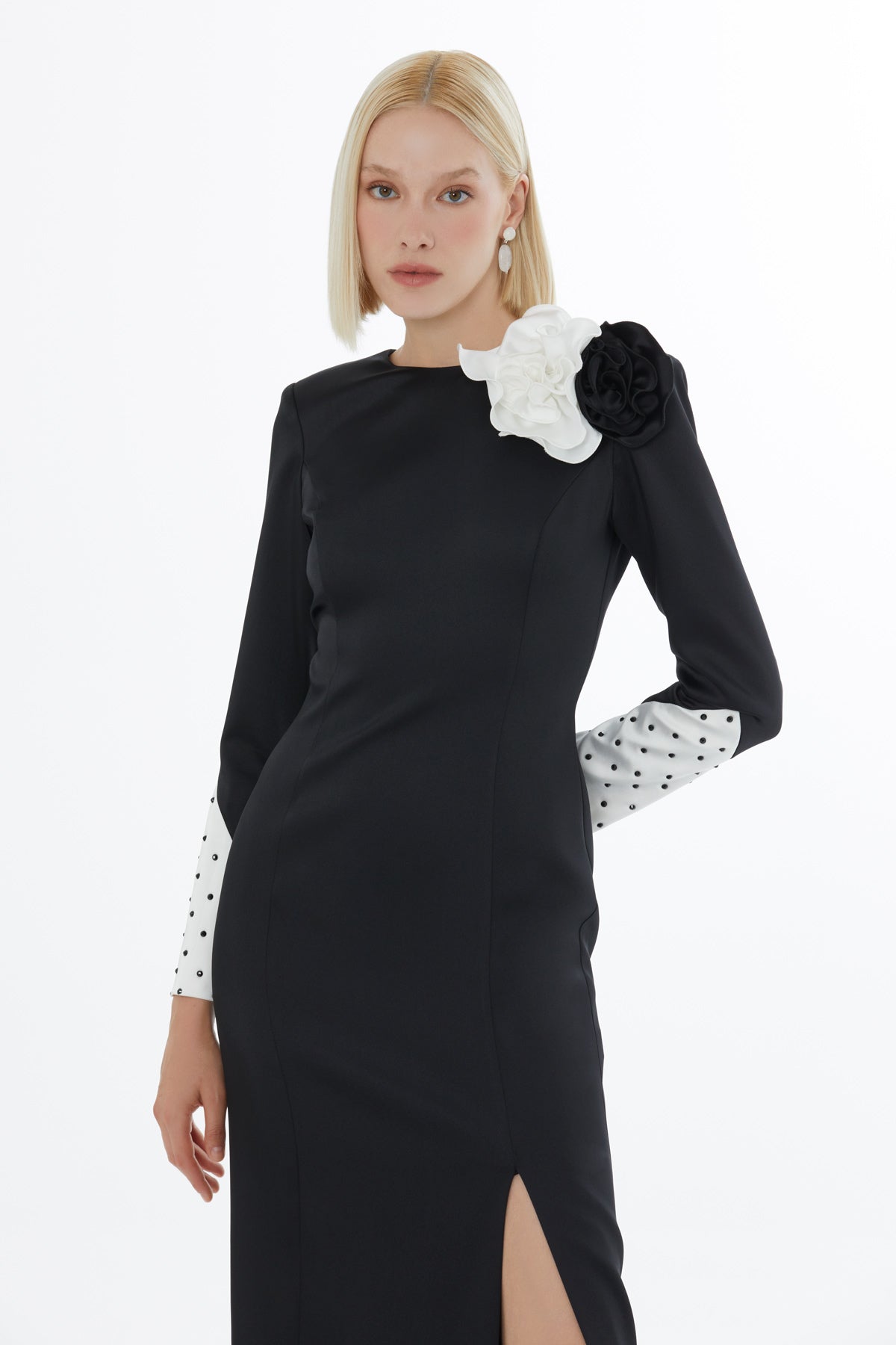 Uzun Kollu Yakada Gül Detaylı  Kolları Taşlı Elbise