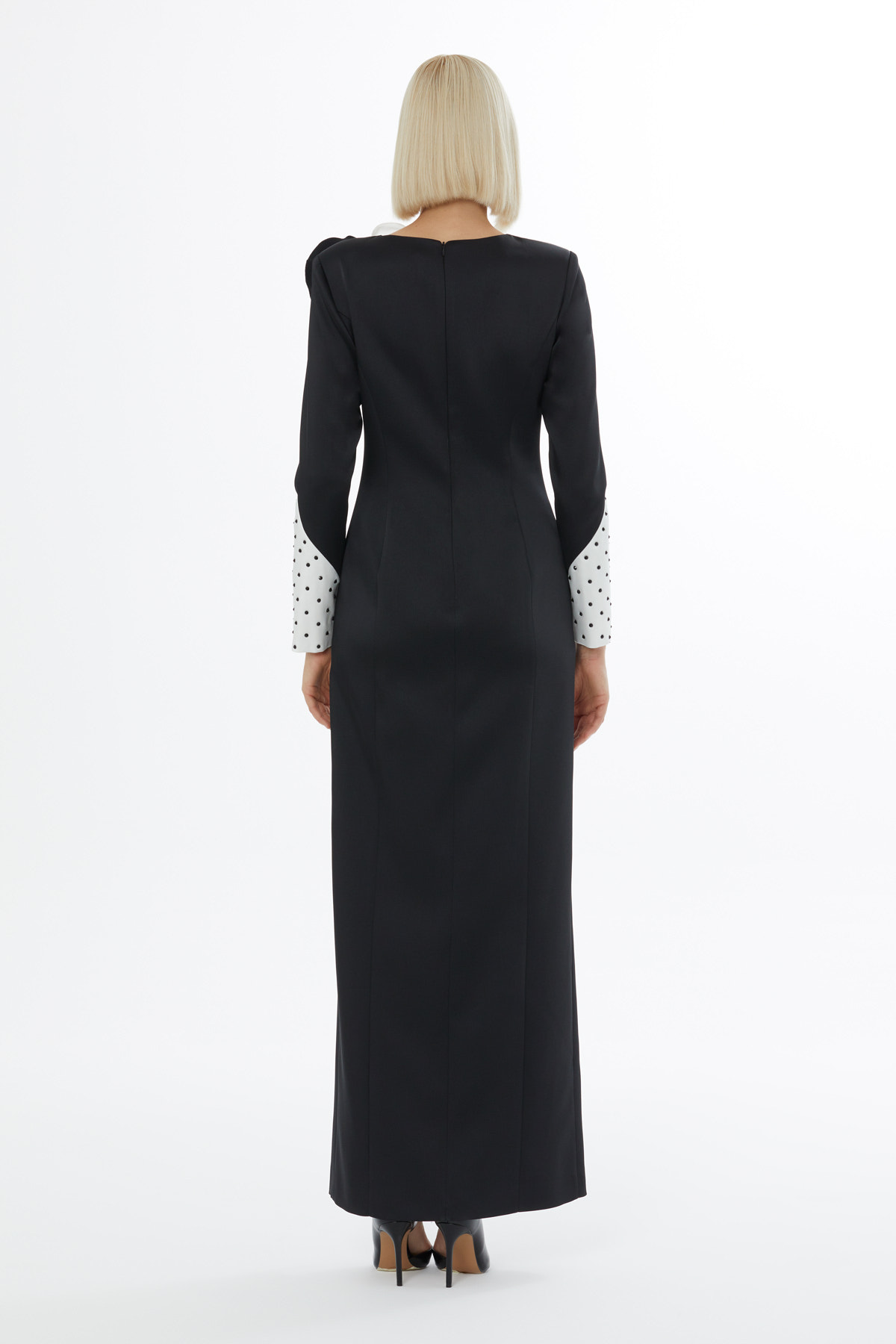 Uzun Kollu Yakada Gül Detaylı Kolları Taşlı Uzun Elbise