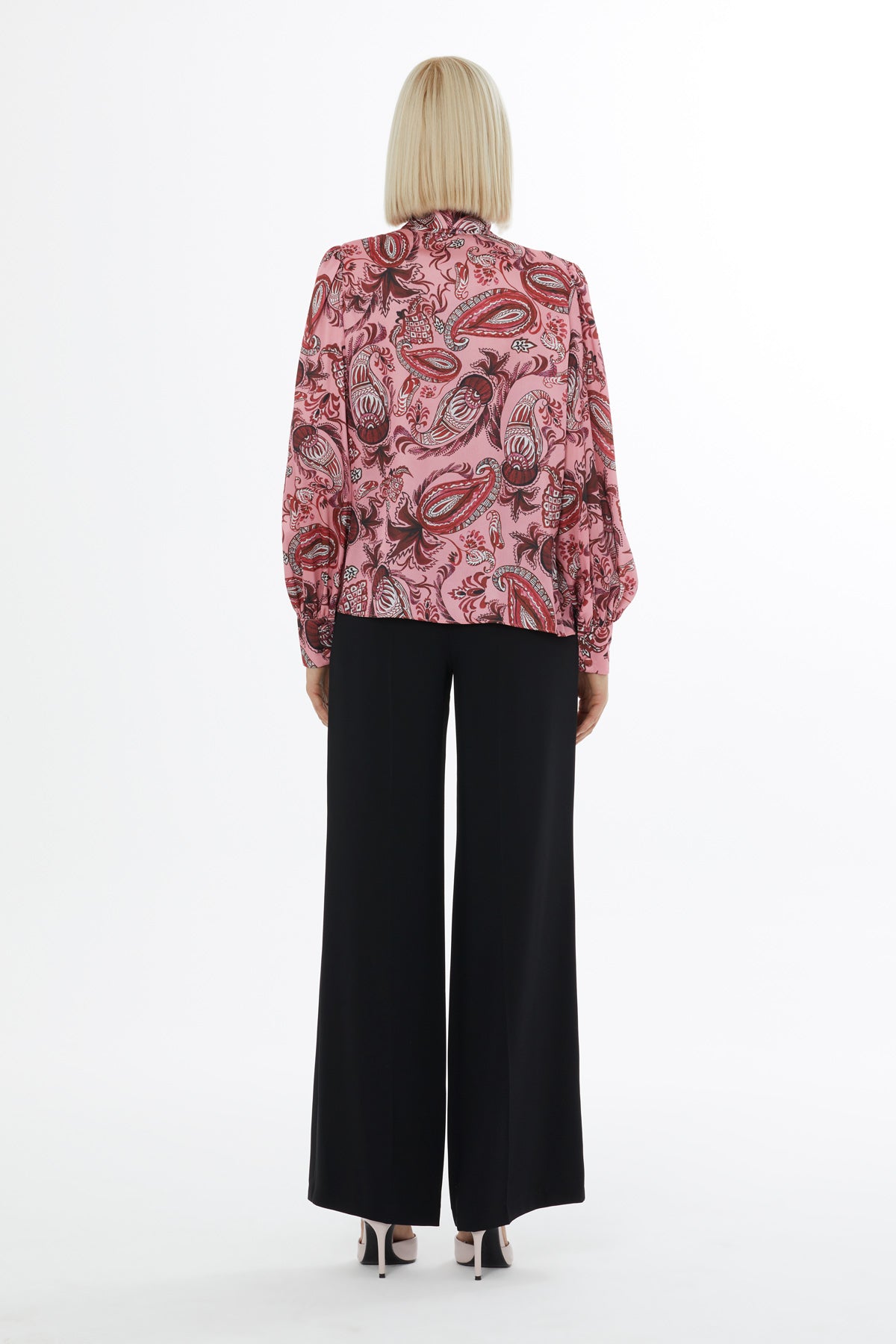 Yaka Fiyonk Bağlama Detaylı Rahat Kesim Desenli Bluz