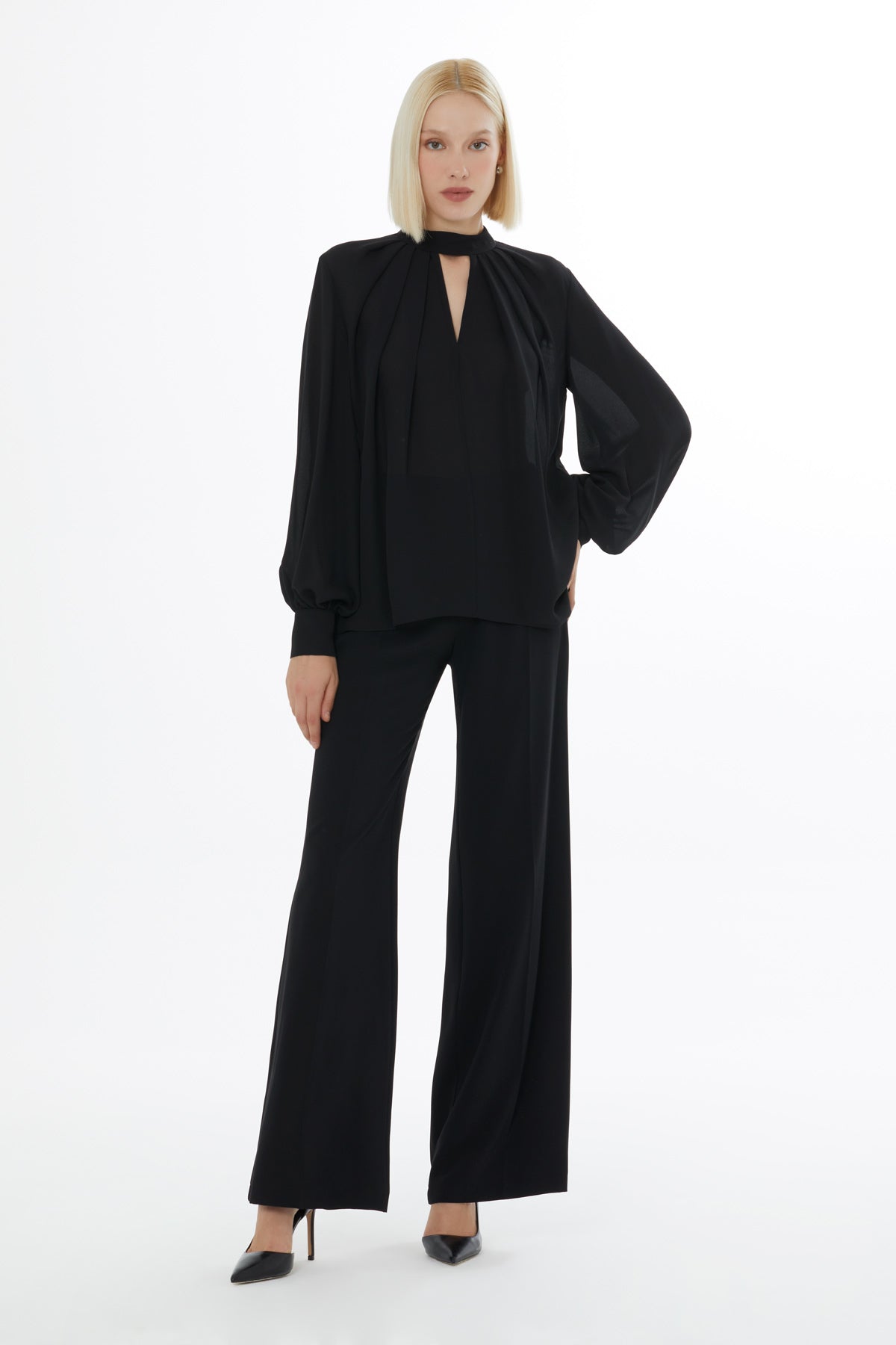 Dökümlü Yaka Pile Detaylı Yarı Transparan Rengi Bluz