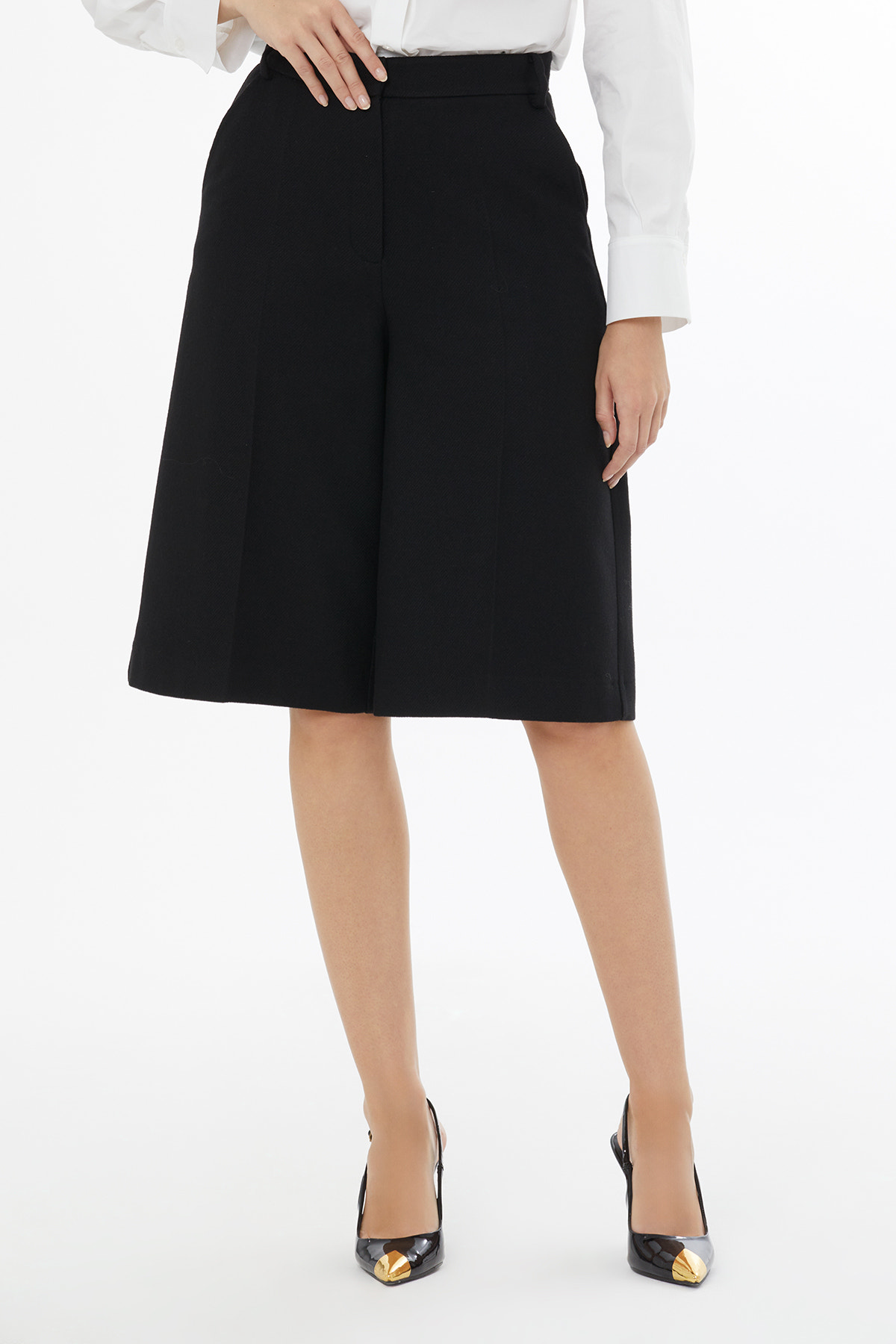 Fermuarlı Ve Agraf Kapamalı Ütü İzi Detaylı Cepli Şort